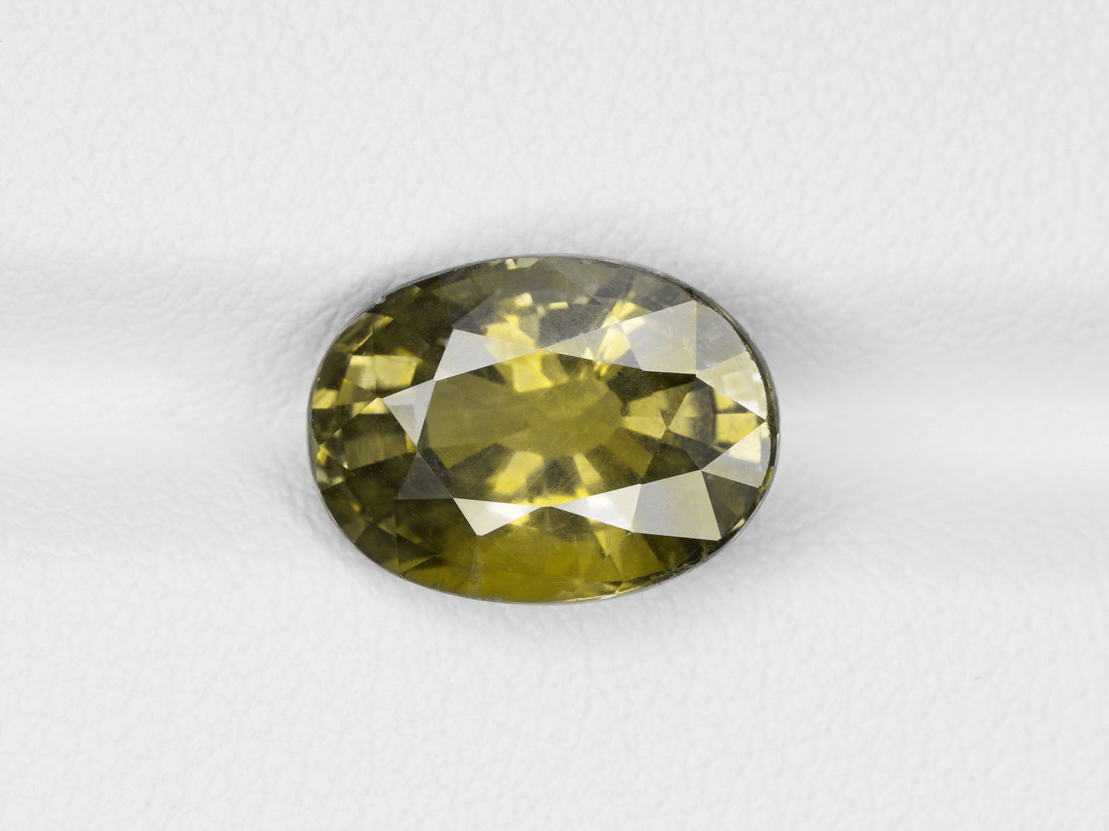 8800460-oval-yellowish-green-changing-to-brownish-yellow-aigs-madagascar-natural-color-change-sapphire-5.99-ct