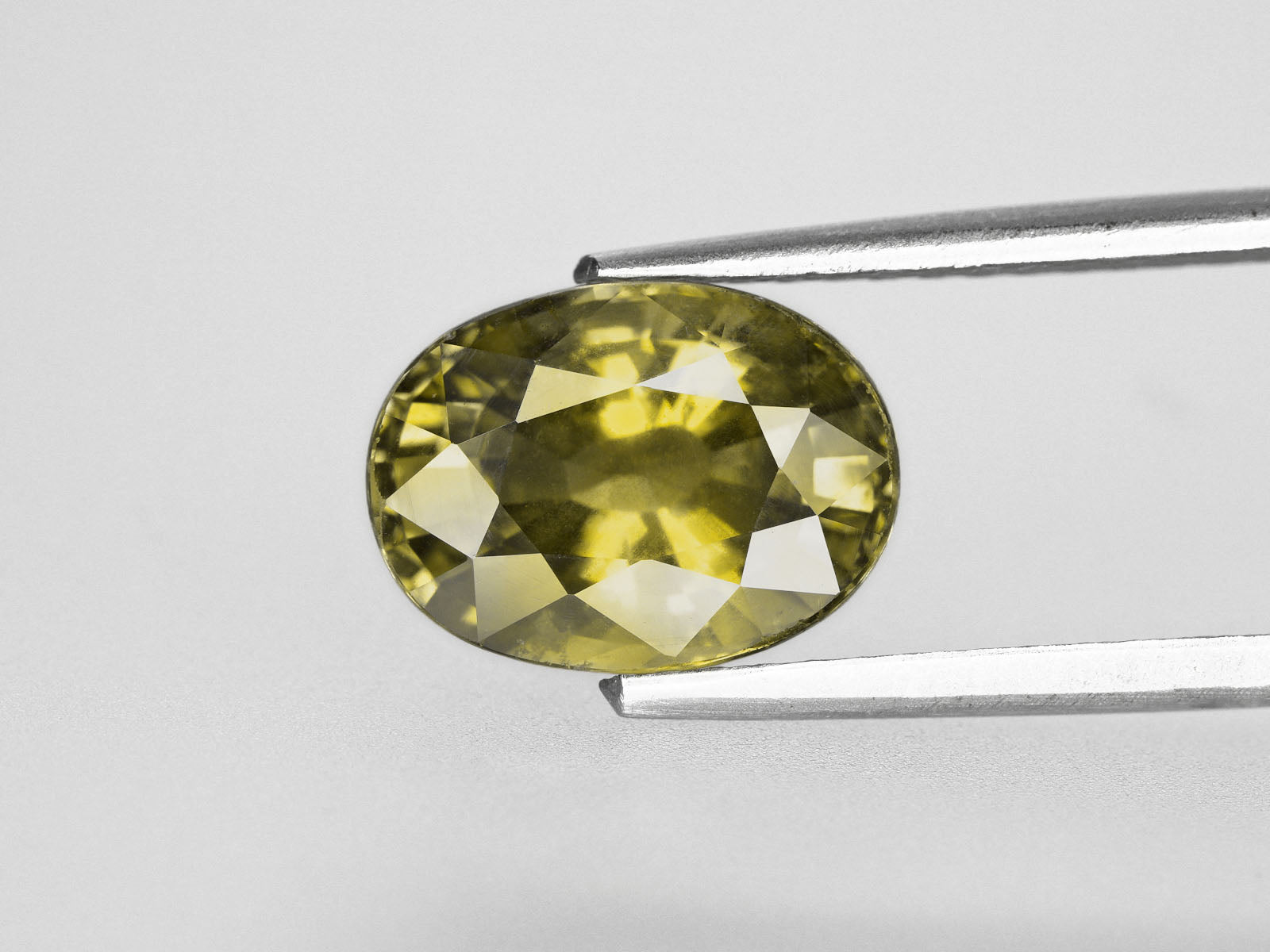 8800460-oval-yellowish-green-changing-to-brownish-yellow-aigs-madagascar-natural-color-change-sapphire-5.99-ct