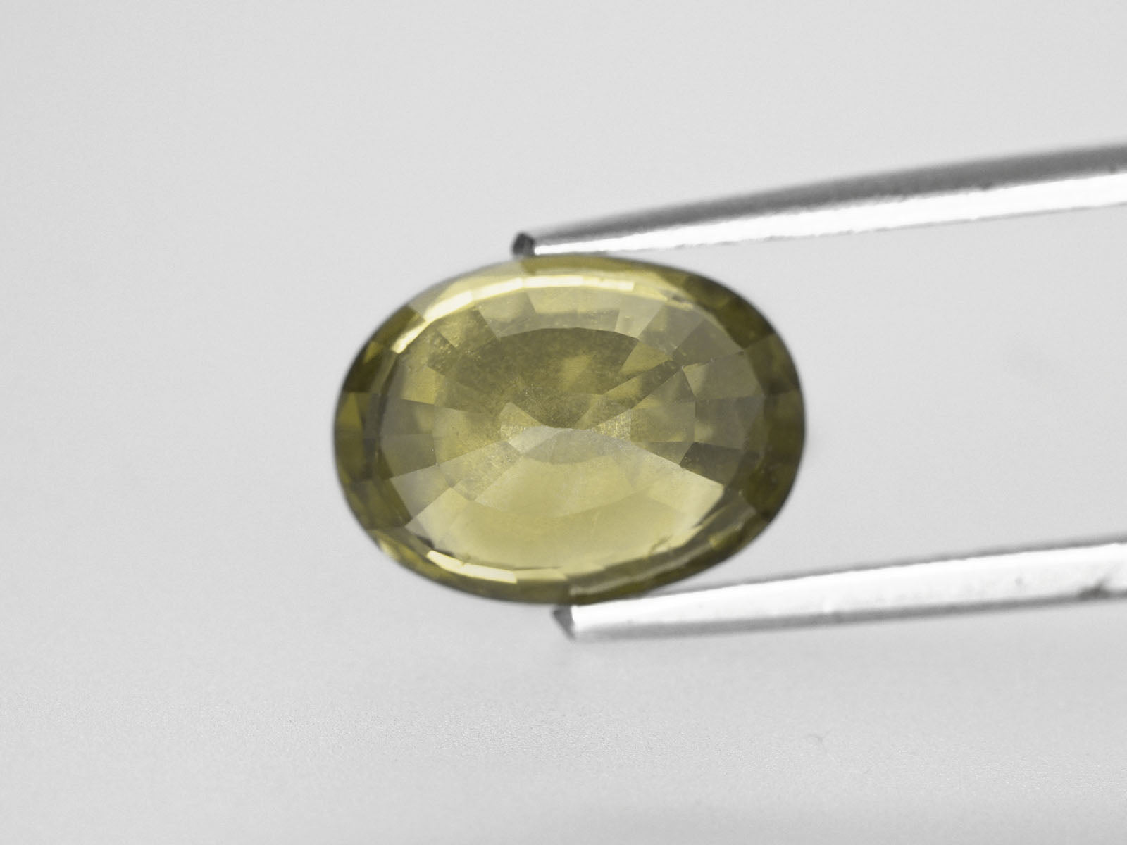 8800460-oval-yellowish-green-changing-to-brownish-yellow-aigs-madagascar-natural-color-change-sapphire-5.99-ct
