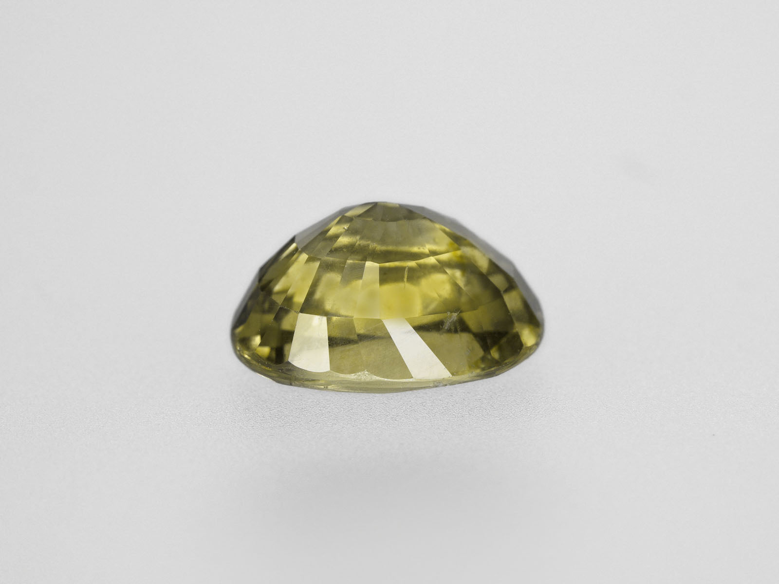 8800460-oval-yellowish-green-changing-to-brownish-yellow-aigs-madagascar-natural-color-change-sapphire-5.99-ct