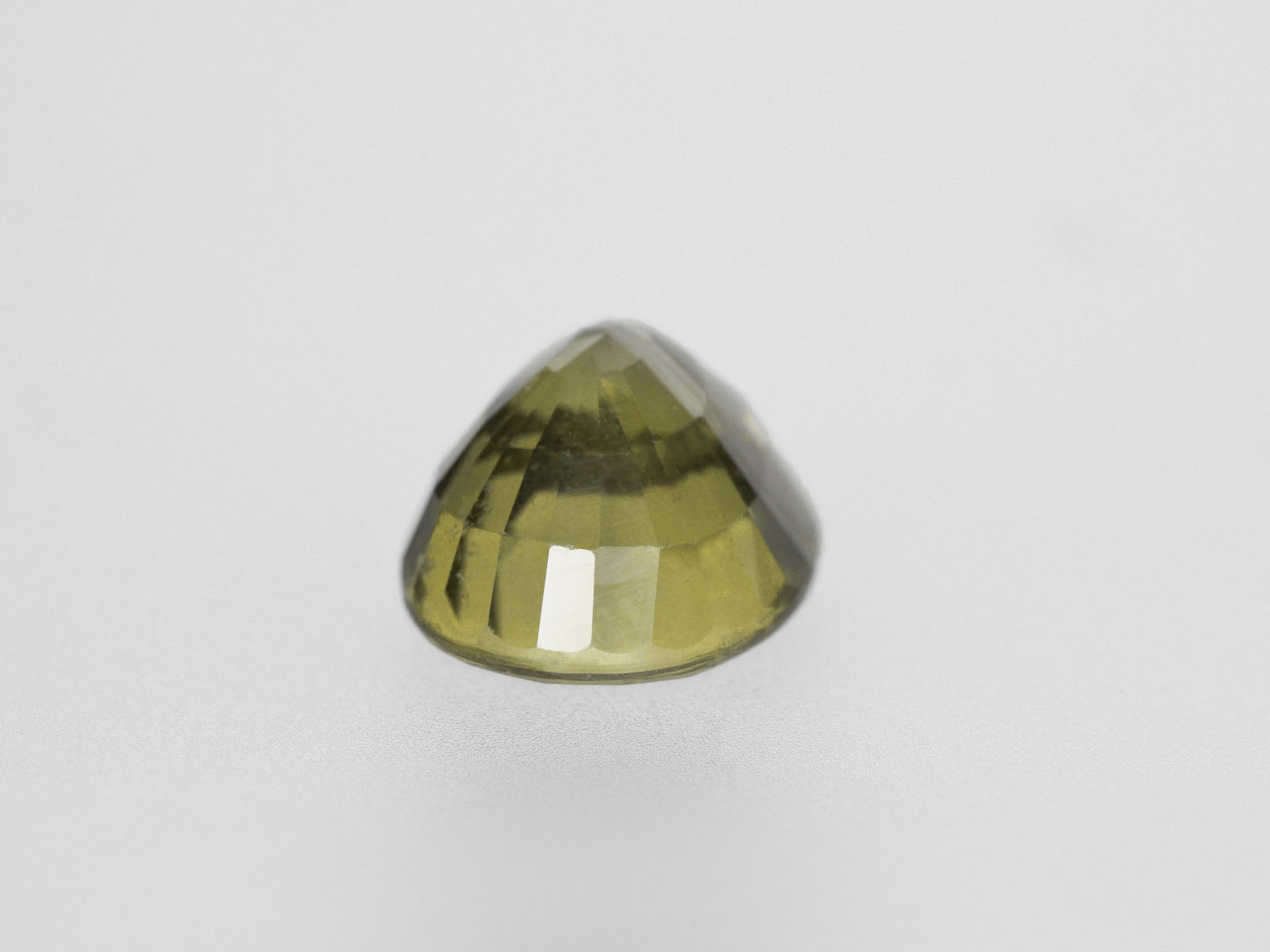 8800460-oval-yellowish-green-changing-to-brownish-yellow-aigs-madagascar-natural-color-change-sapphire-5.99-ct