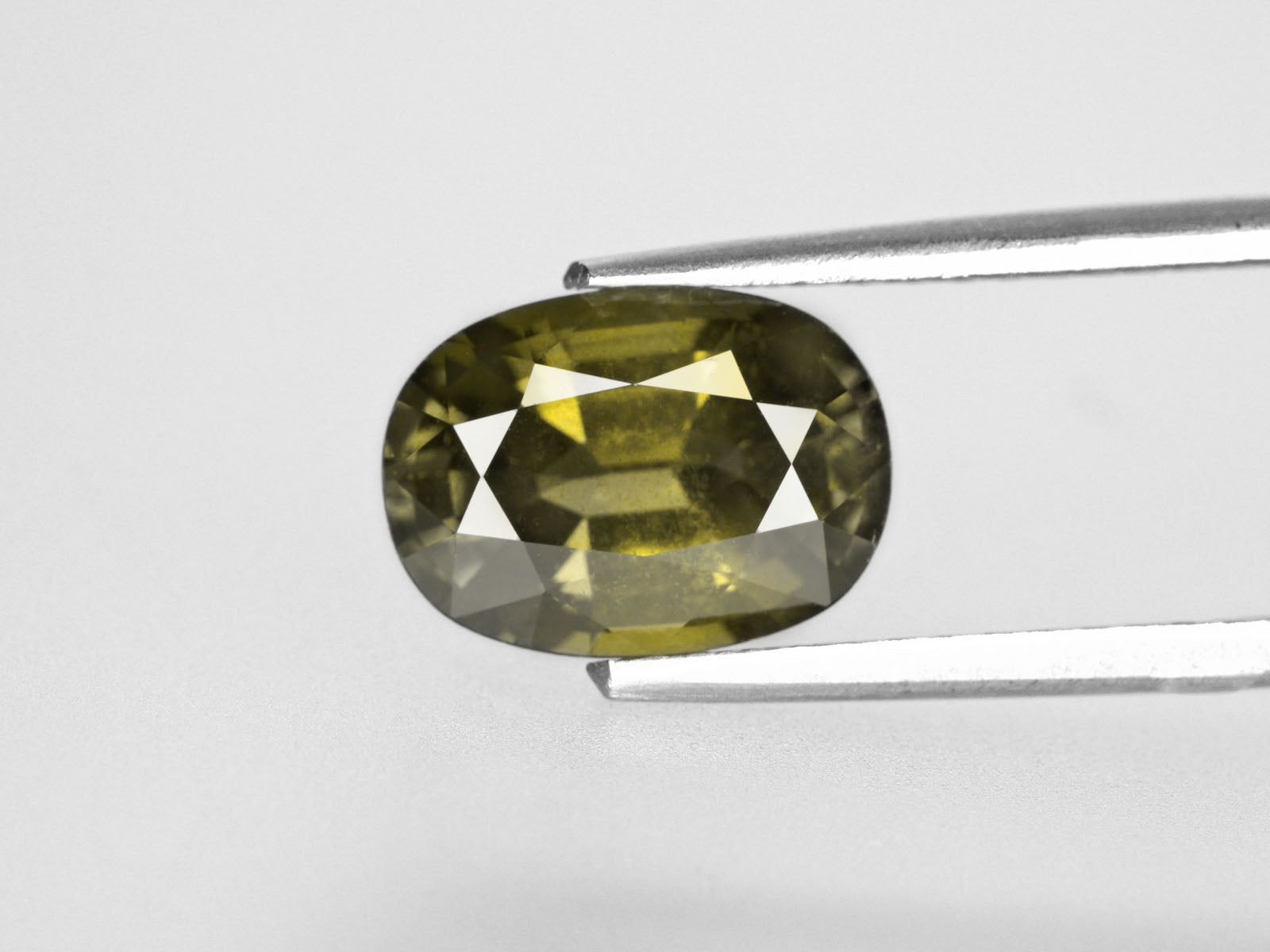 8800461-oval-deep-yellow-green-changing-to-brownish-green-aigs-madagascar-natural-color-change-sapphire-4.69-ct