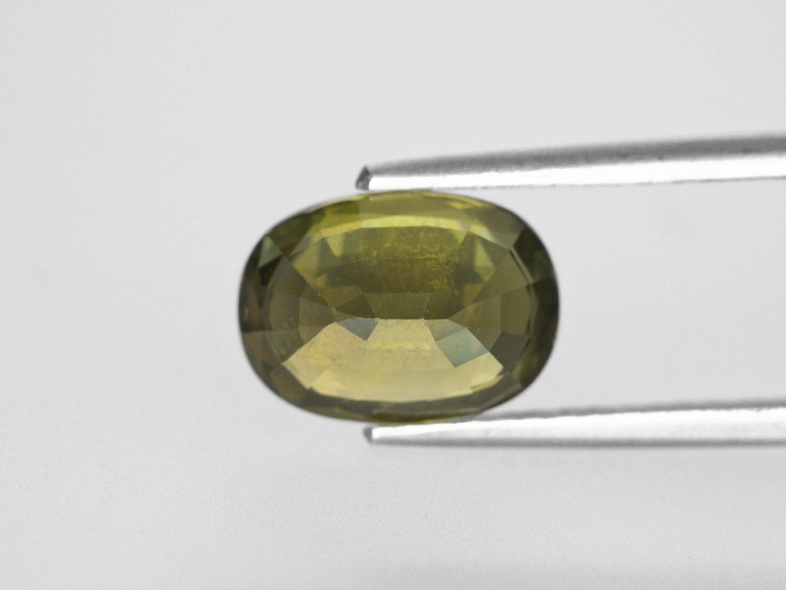 8800461-oval-deep-yellow-green-changing-to-brownish-green-aigs-madagascar-natural-color-change-sapphire-4.69-ct