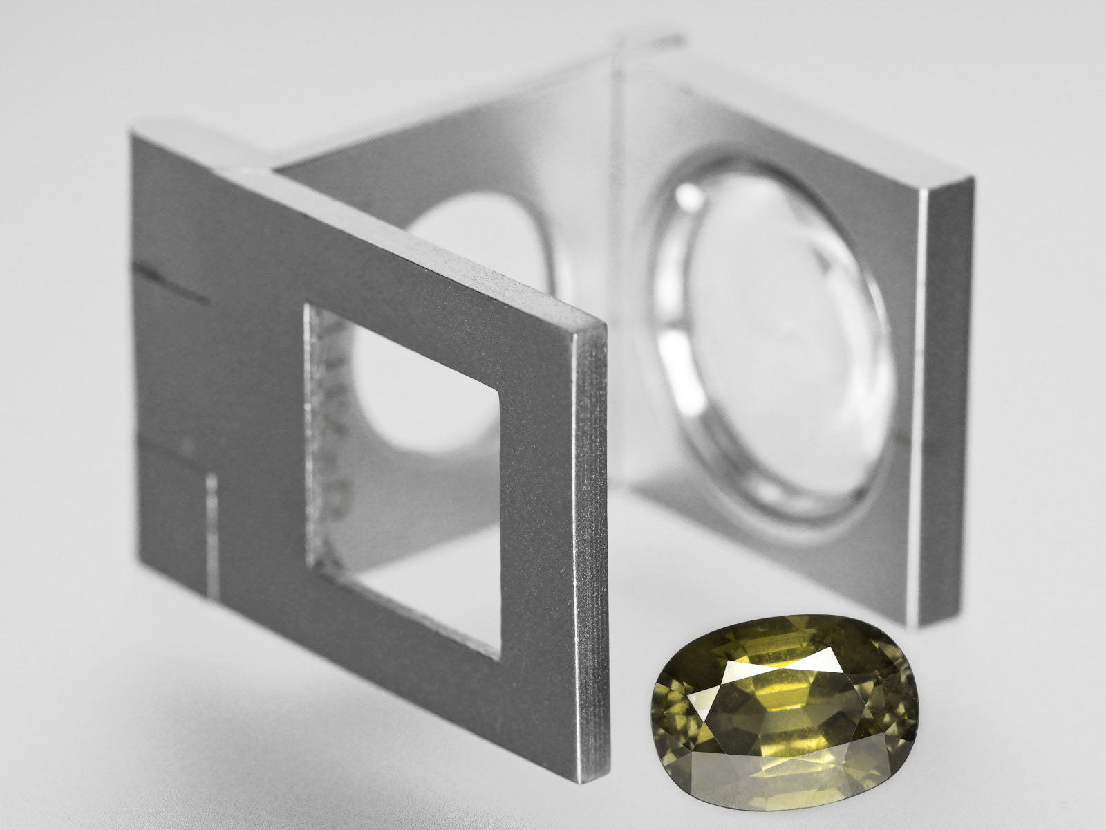 8800461-oval-deep-yellow-green-changing-to-brownish-green-aigs-madagascar-natural-color-change-sapphire-4.69-ct