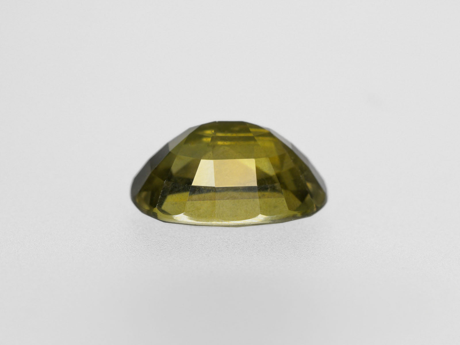 8800461-oval-deep-yellow-green-changing-to-brownish-green-aigs-madagascar-natural-color-change-sapphire-4.69-ct
