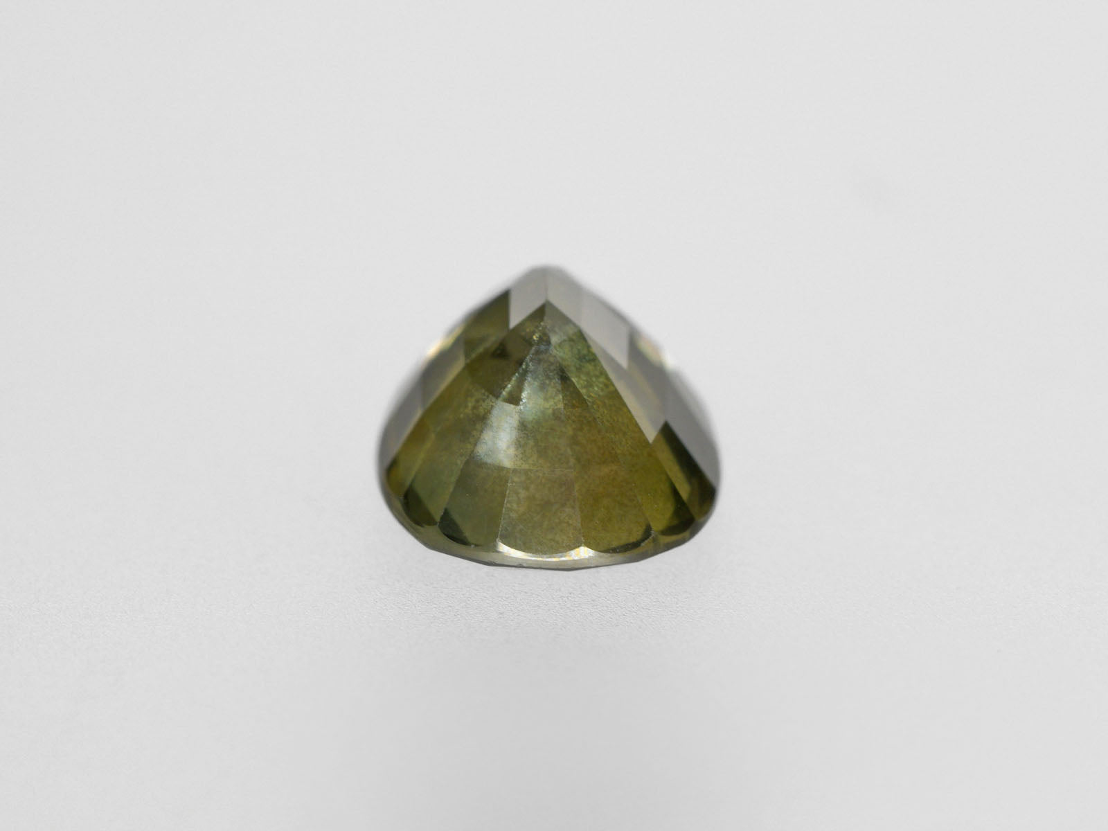 8800461-oval-deep-yellow-green-changing-to-brownish-green-aigs-madagascar-natural-color-change-sapphire-4.69-ct