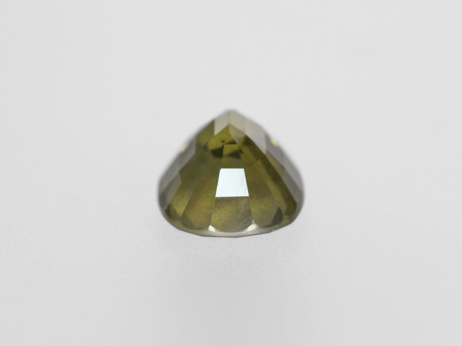 8800461-oval-deep-yellow-green-changing-to-brownish-green-aigs-madagascar-natural-color-change-sapphire-4.69-ct