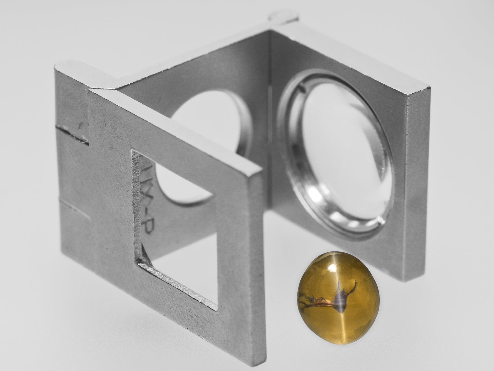 8800326-cabochon-honey-igi-madagascar-natural-chrysoberyl-cat's-eye-3.10-ct