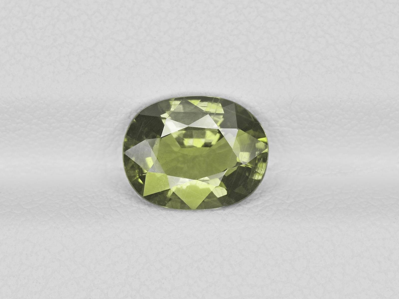 8800655-oval-olive-green-changing-to-yellowish-green-aigs-madagascar-natural-color-change-sapphire-2.30-ct