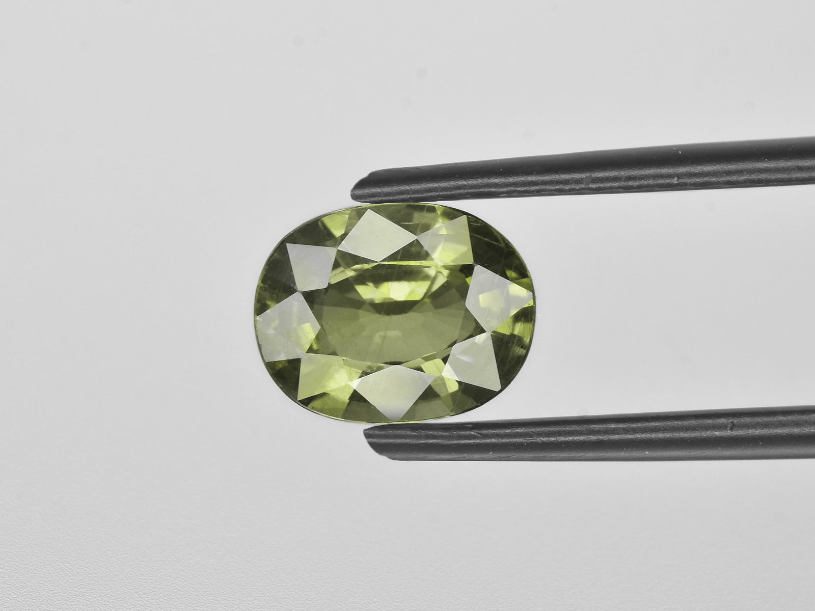 8800655-oval-olive-green-changing-to-yellowish-green-aigs-madagascar-natural-color-change-sapphire-2.30-ct