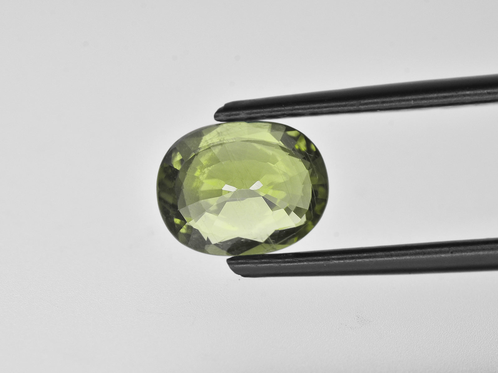 8800655-oval-olive-green-changing-to-yellowish-green-aigs-madagascar-natural-color-change-sapphire-2.30-ct
