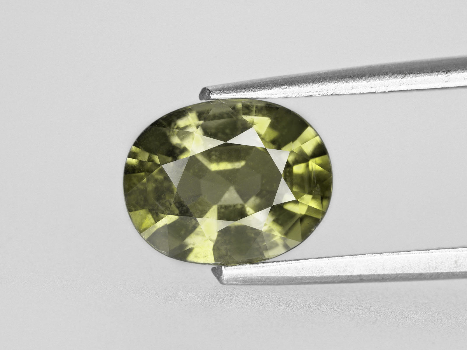 8800464-oval-lively-yellowish-green-aigs-madagascar-natural-other-fancy-sapphire-2.91-ct