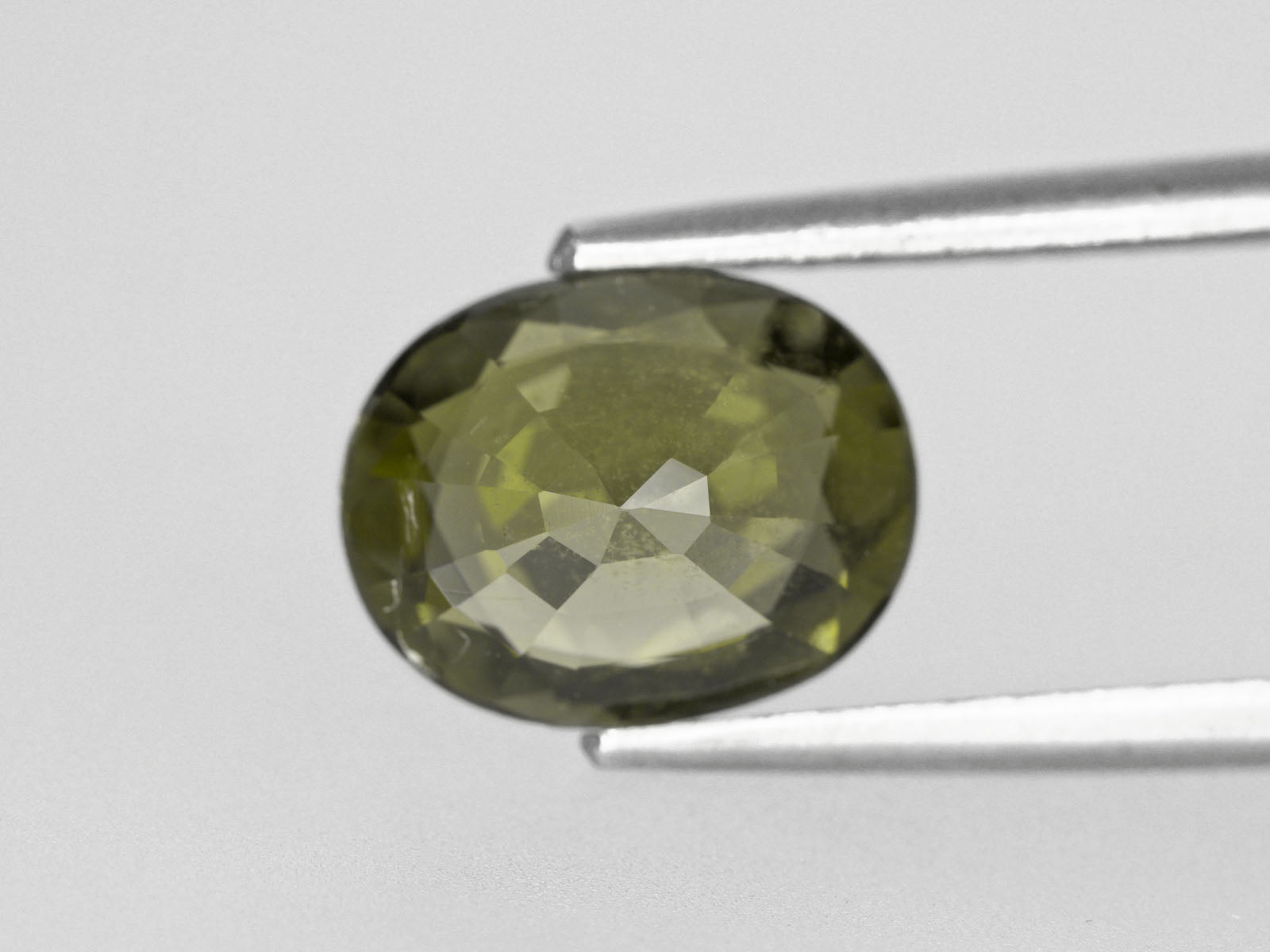8800464-oval-lively-yellowish-green-aigs-madagascar-natural-other-fancy-sapphire-2.91-ct