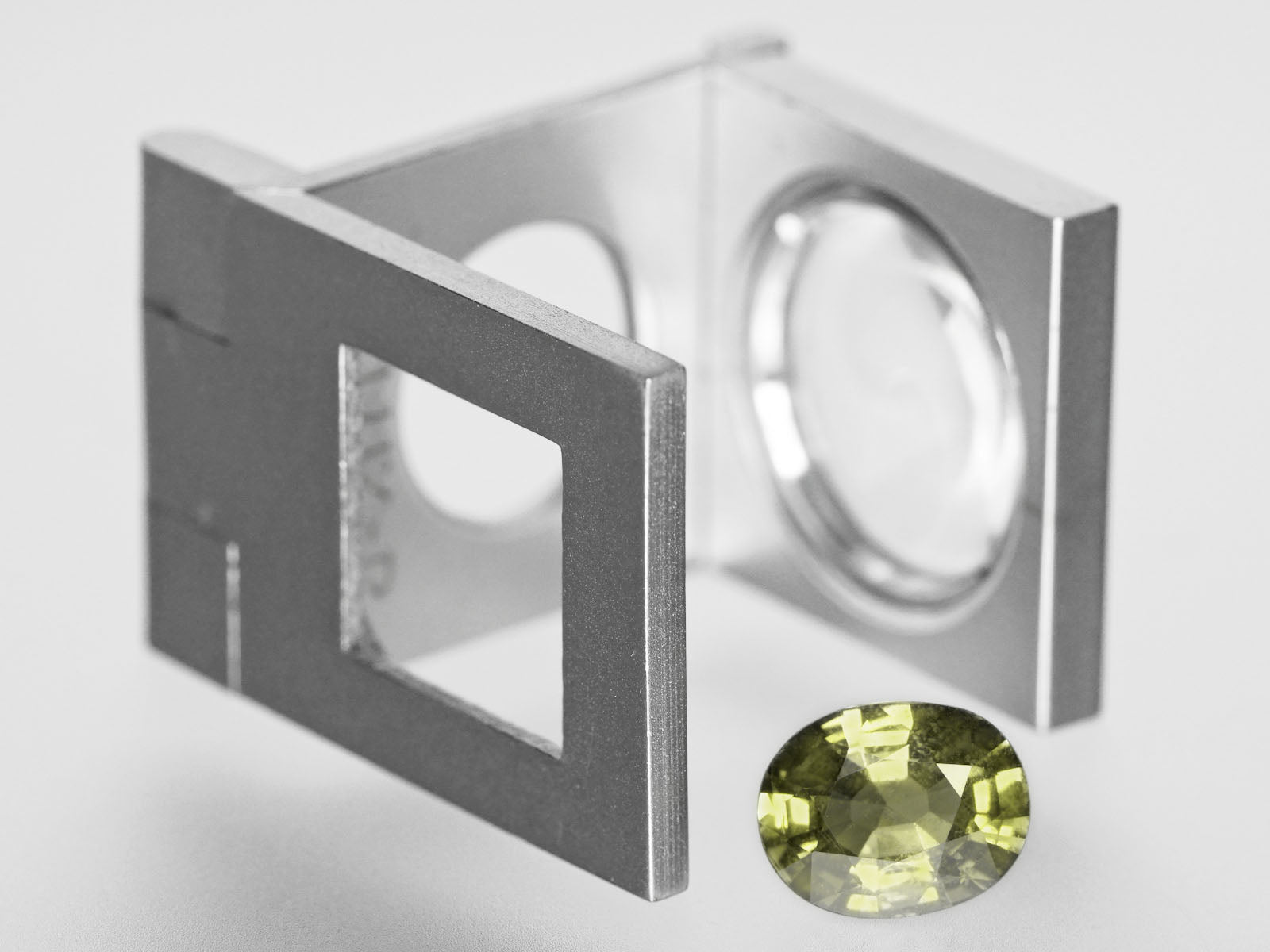 8800464-oval-lively-yellowish-green-aigs-madagascar-natural-other-fancy-sapphire-2.91-ct
