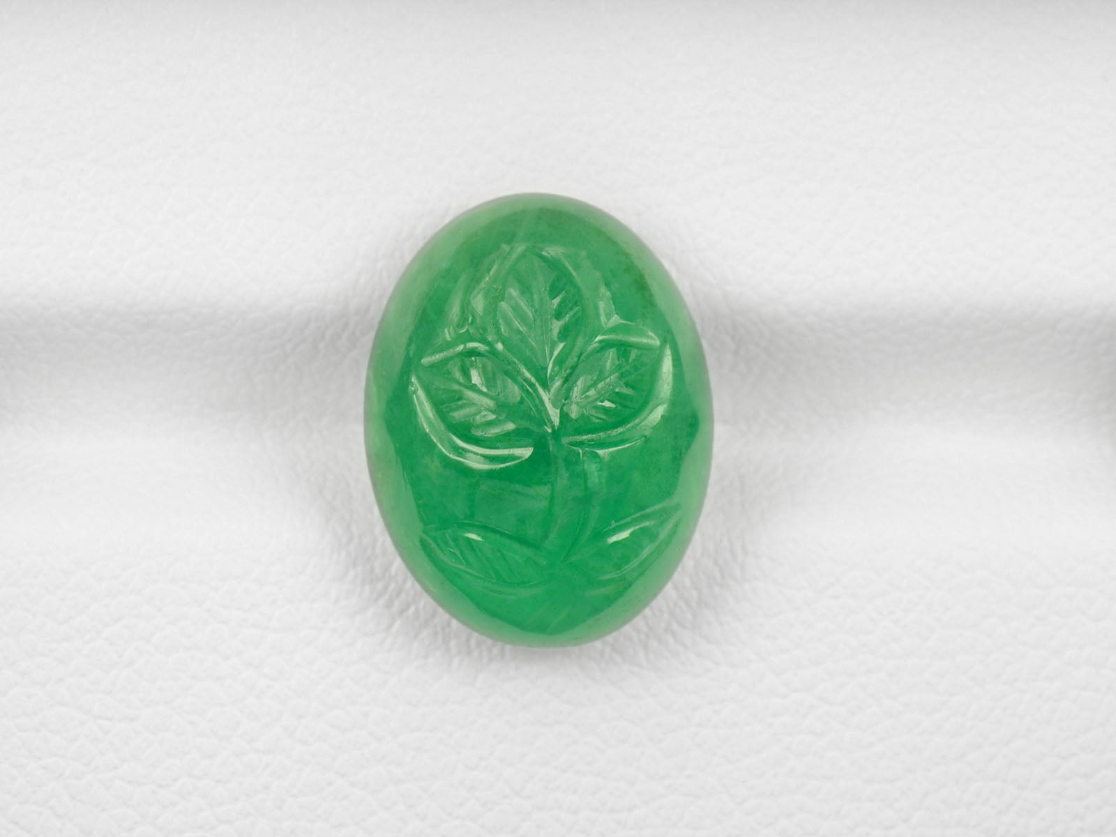 8800305-carved-lively-green-zambia-natural-emerald-7.48-ct