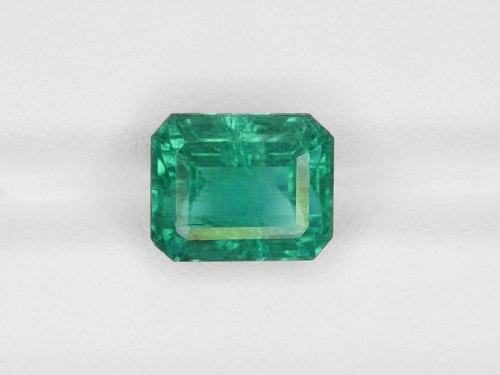 8800206-octagonal-lustrous-green-zambia-natural-emerald-5.74-ct