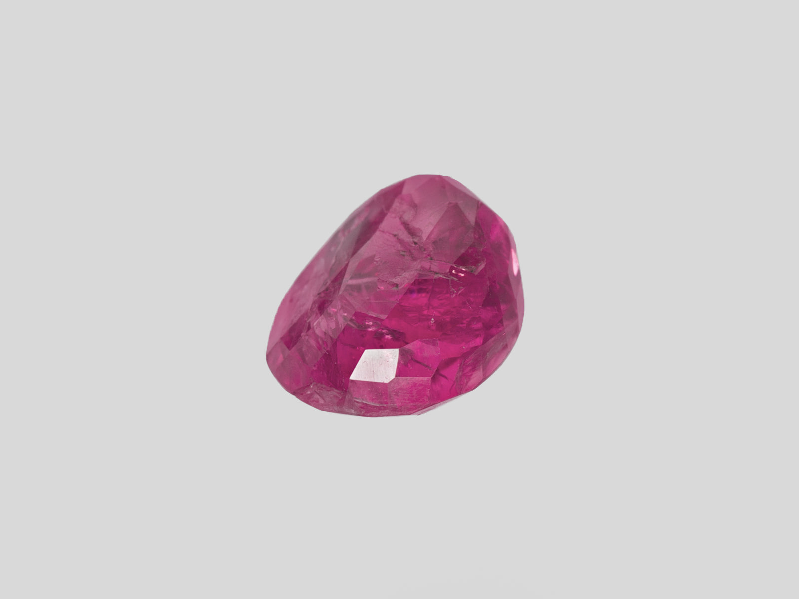 8802830-oval-deep-pinkish-red-igi-burma-natural-ruby-4.37-ct