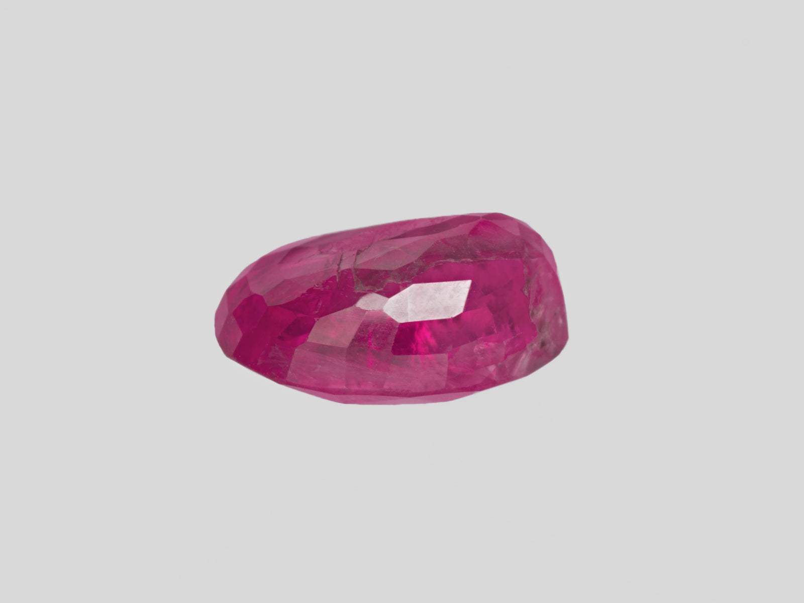 8802830-oval-deep-pinkish-red-igi-burma-natural-ruby-4.37-ct