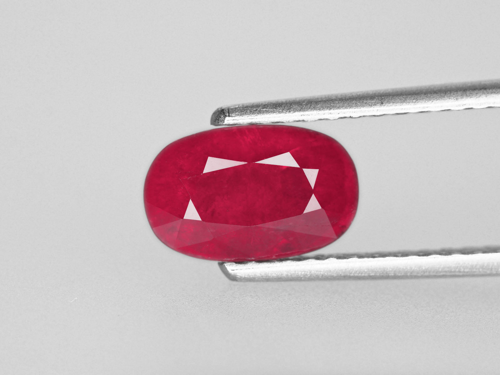 8800466-oval-intense-red-with-a-slight-pinkish-hue-igi-tanzania-natural-ruby-3.18-ct