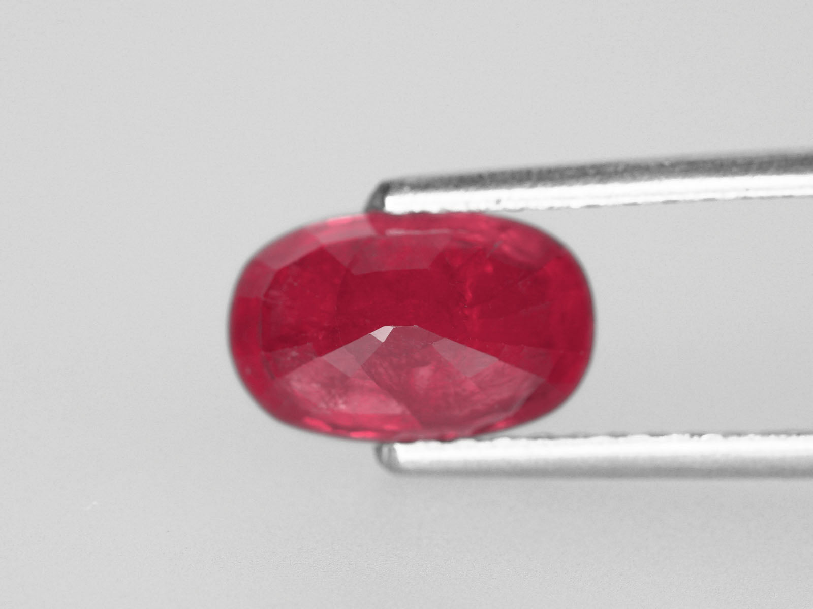 8800466-oval-intense-red-with-a-slight-pinkish-hue-igi-tanzania-natural-ruby-3.18-ct