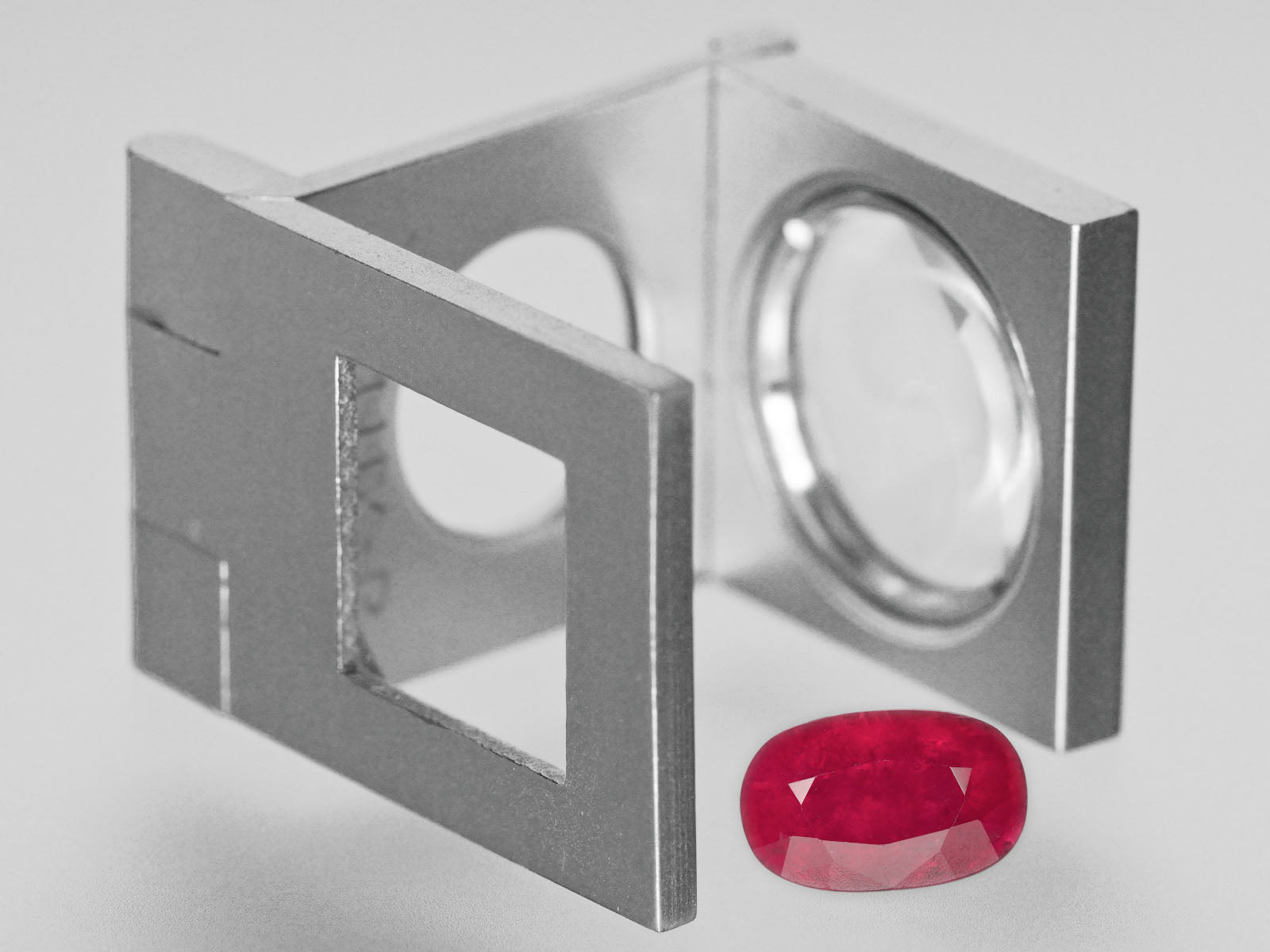 8800466-oval-intense-red-with-a-slight-pinkish-hue-igi-tanzania-natural-ruby-3.18-ct