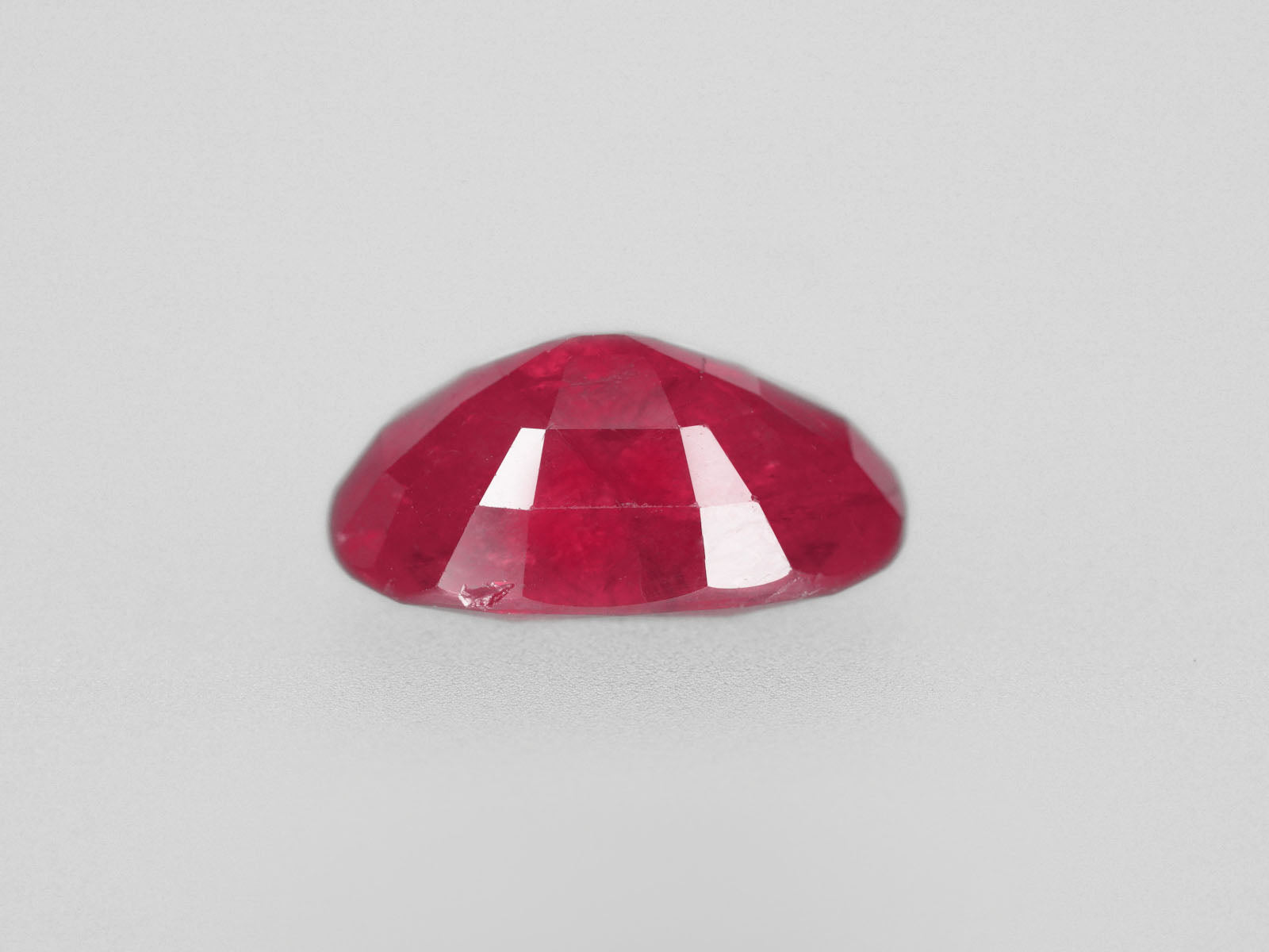 8800466-oval-intense-red-with-a-slight-pinkish-hue-igi-tanzania-natural-ruby-3.18-ct