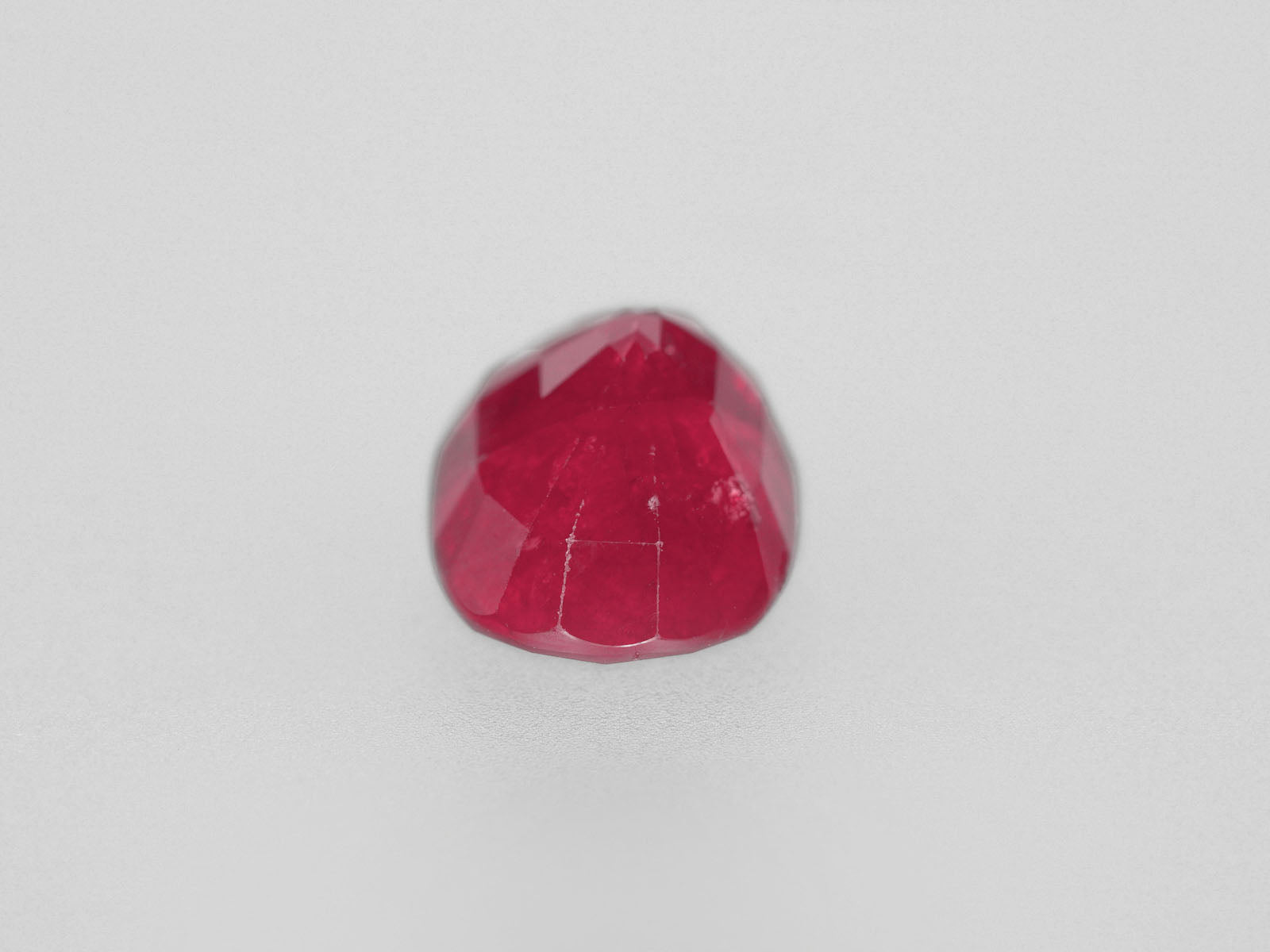 8800466-oval-intense-red-with-a-slight-pinkish-hue-igi-tanzania-natural-ruby-3.18-ct