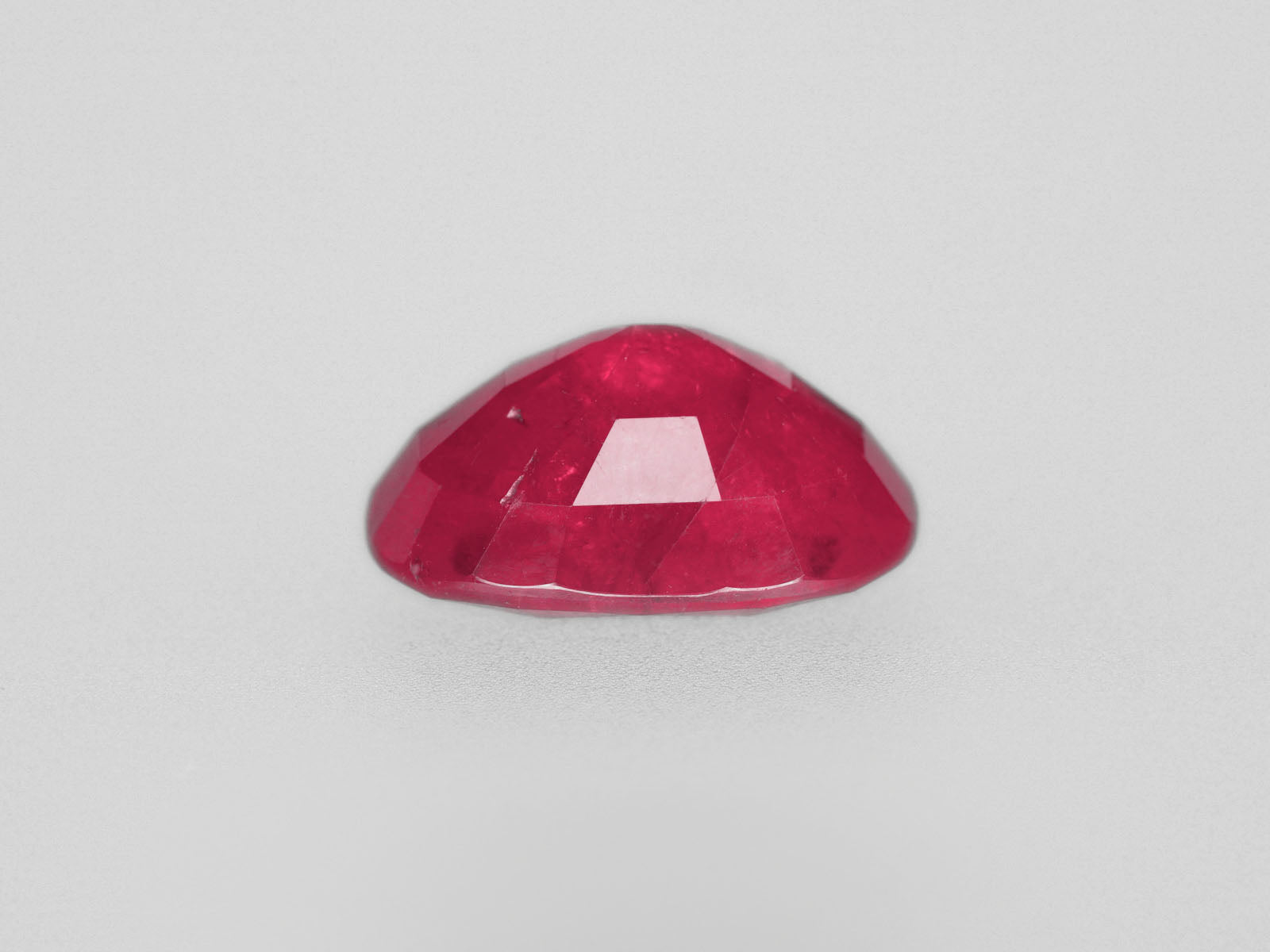 8800466-oval-intense-red-with-a-slight-pinkish-hue-igi-tanzania-natural-ruby-3.18-ct