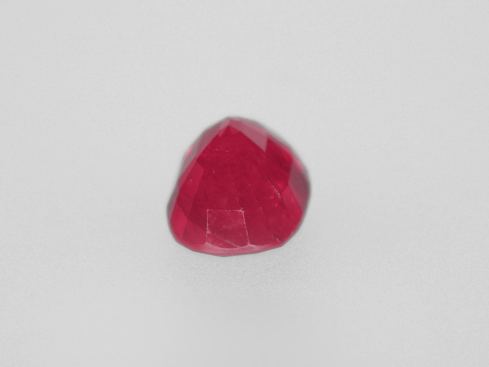 8800466-oval-intense-red-with-a-slight-pinkish-hue-igi-tanzania-natural-ruby-3.18-ct