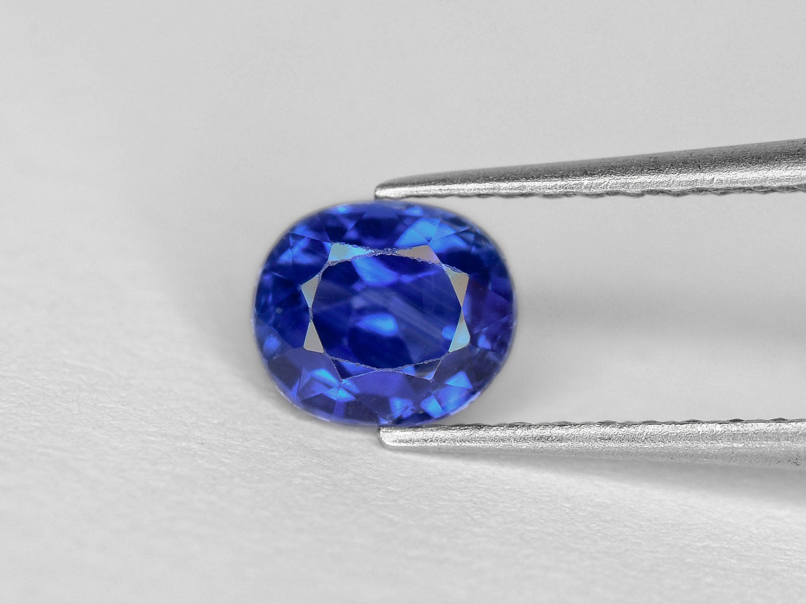 8800226-oval-vivid-royal-blue-gia-igi-cambodia-natural-blue-sapphire-0.65-ct