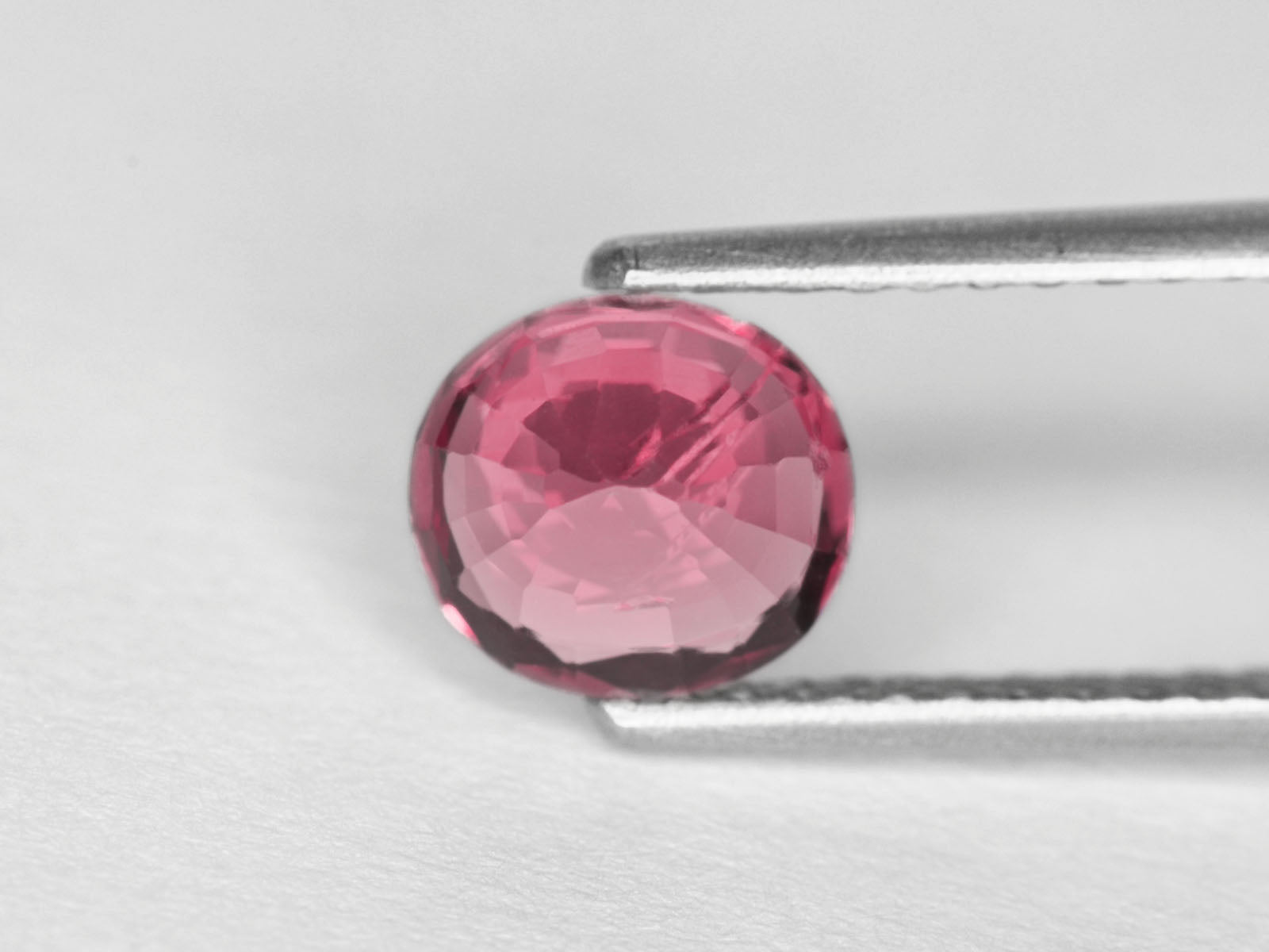 8800299-oval-intense-pink-igi-burma-natural-spinel-1.87-ct