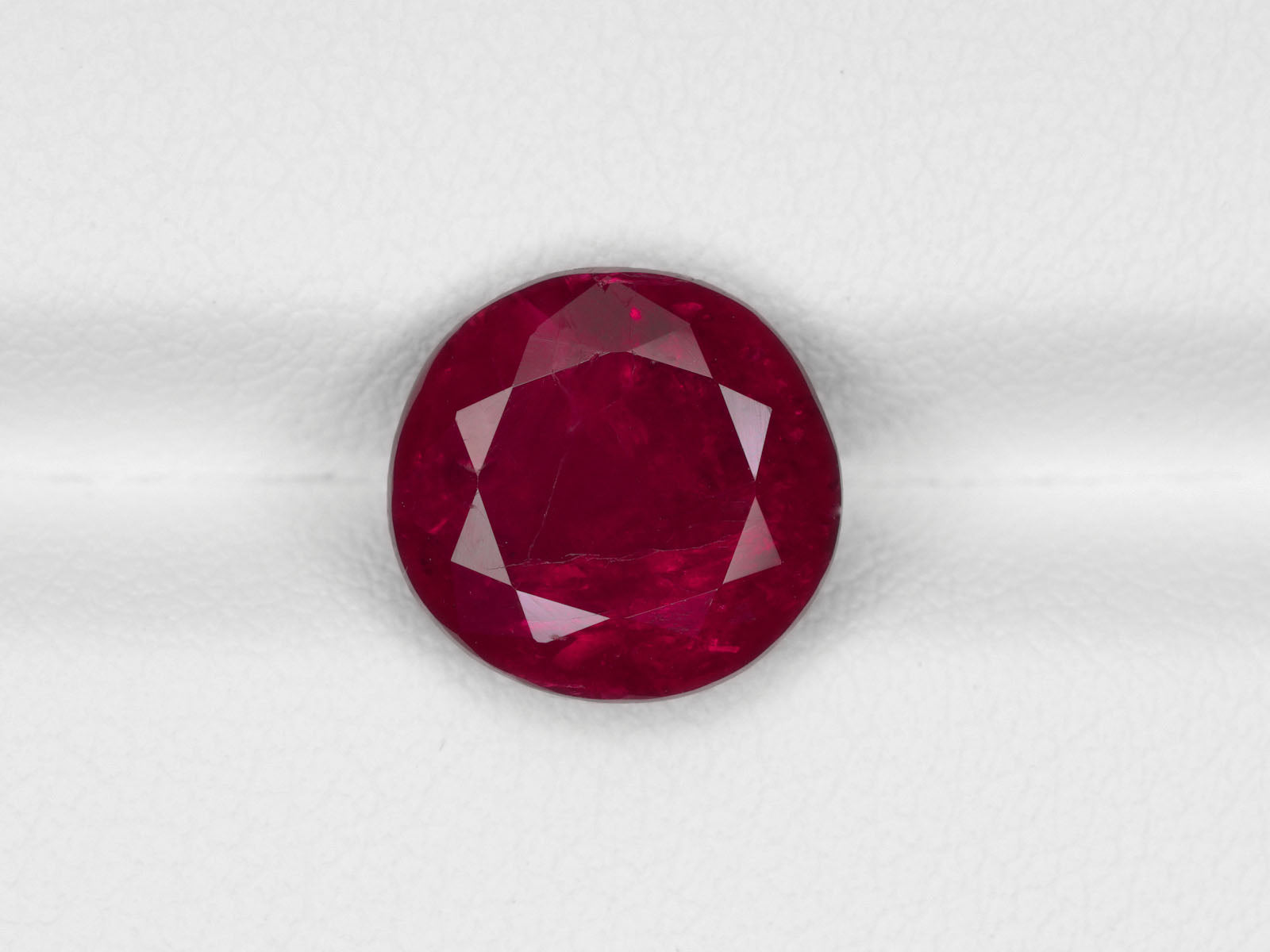 8800468-oval-pigeon-blood-red-igi-burma-natural-ruby-4.69-ct