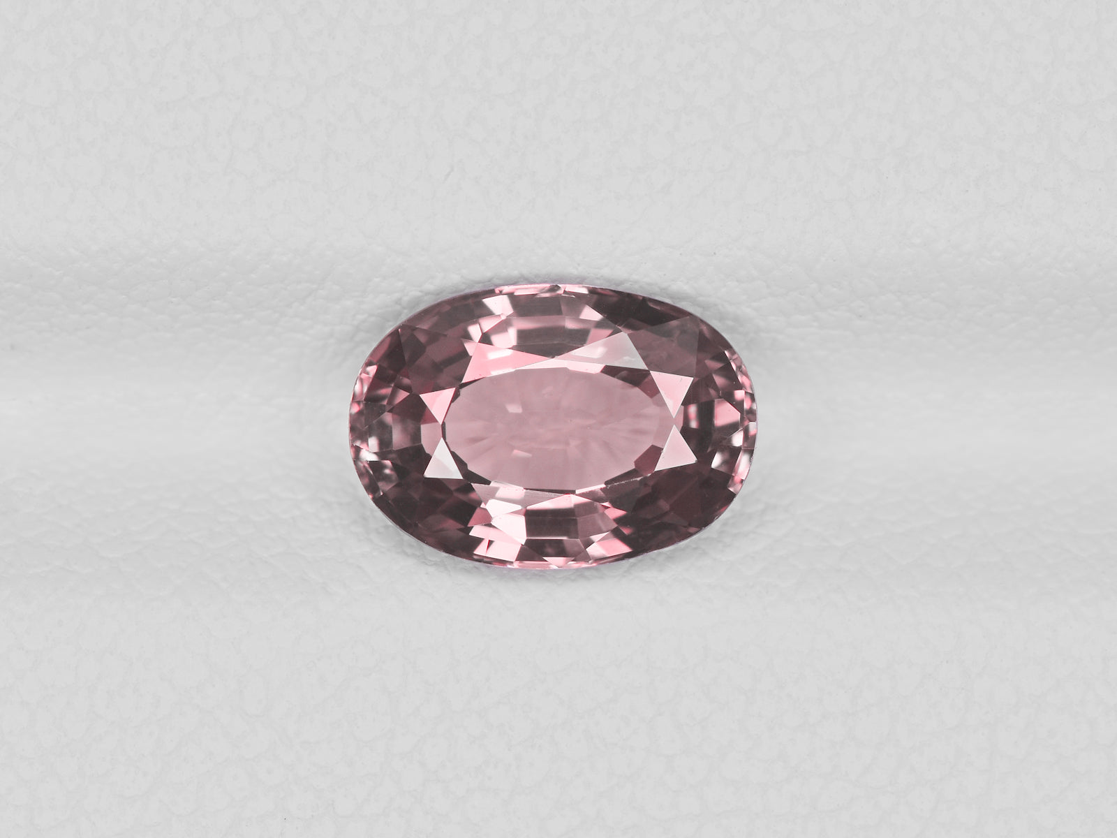 8800656-oval-lustrous-greyish-pink-changing-to-purplish-pink-igi-madagascar-natural-color-change-sapphire-2.35-ct