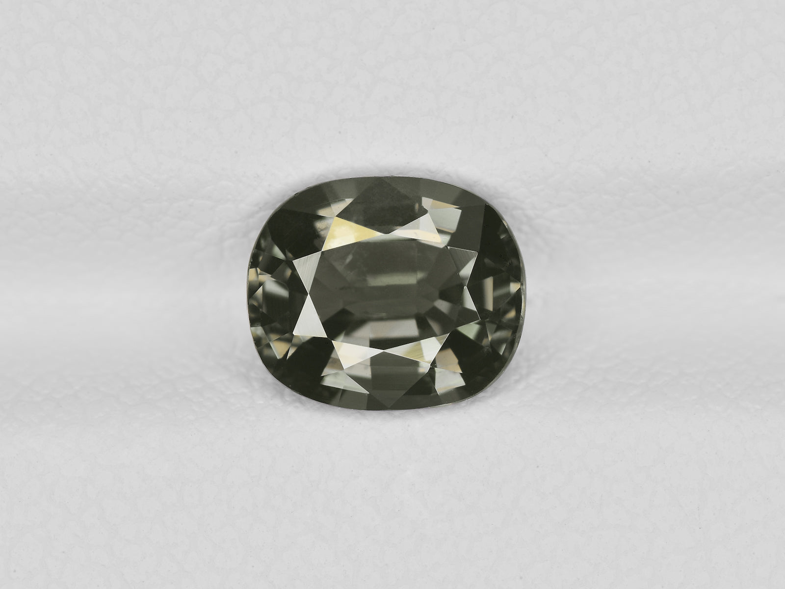 8800661-oval-greyish-green-changing-to-purplish-pink-igi-madagascar-natural-color-change-sapphire-2.07-ct