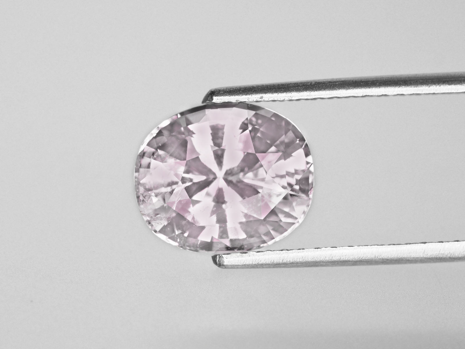 8800471-oval-near-colorless-with-a-very-slight-brownish-pink-hue-igi-madagascar-natural-white-sapphire-6.34-ct