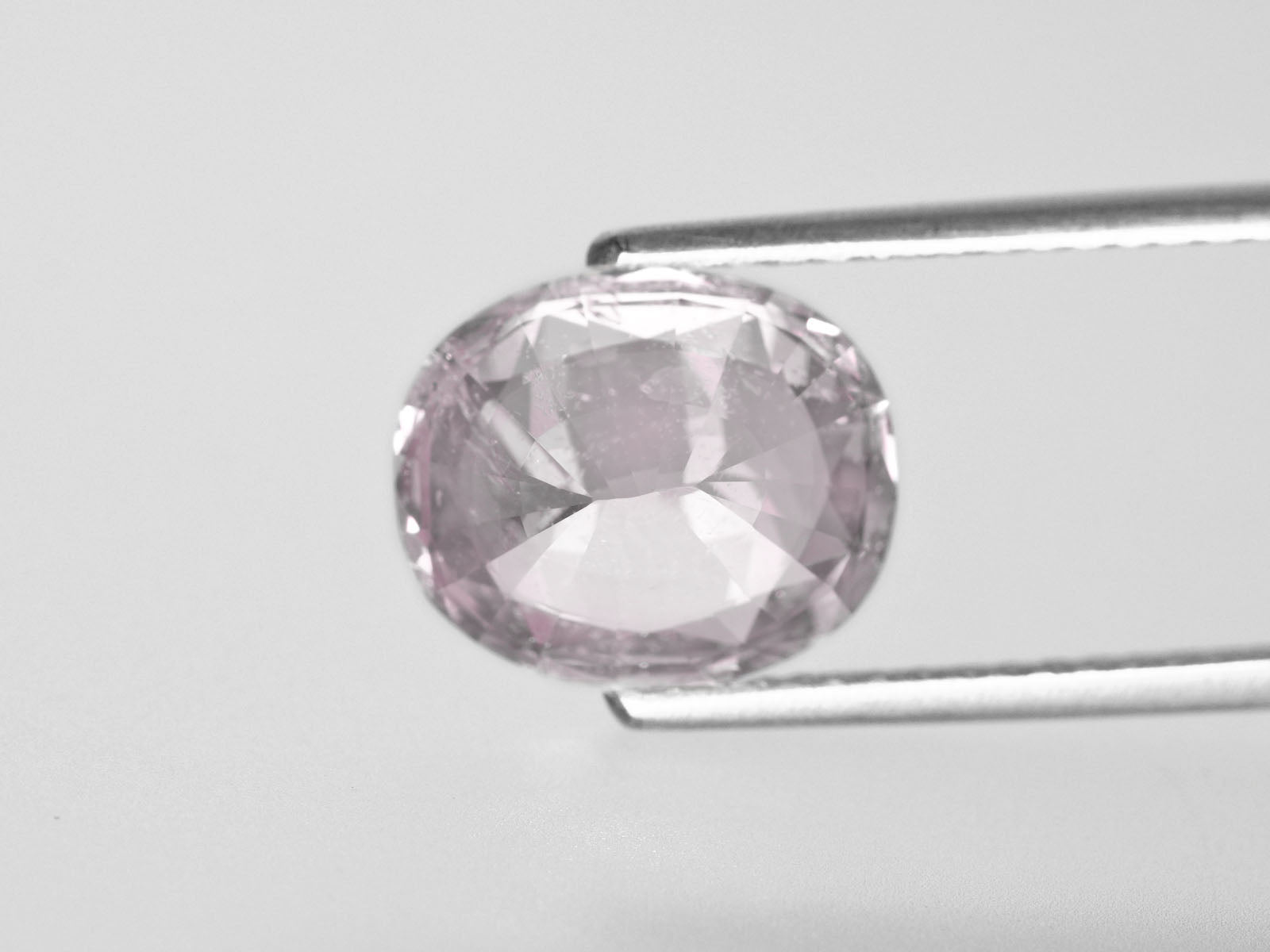 8800471-oval-near-colorless-with-a-very-slight-brownish-pink-hue-igi-madagascar-natural-white-sapphire-6.34-ct