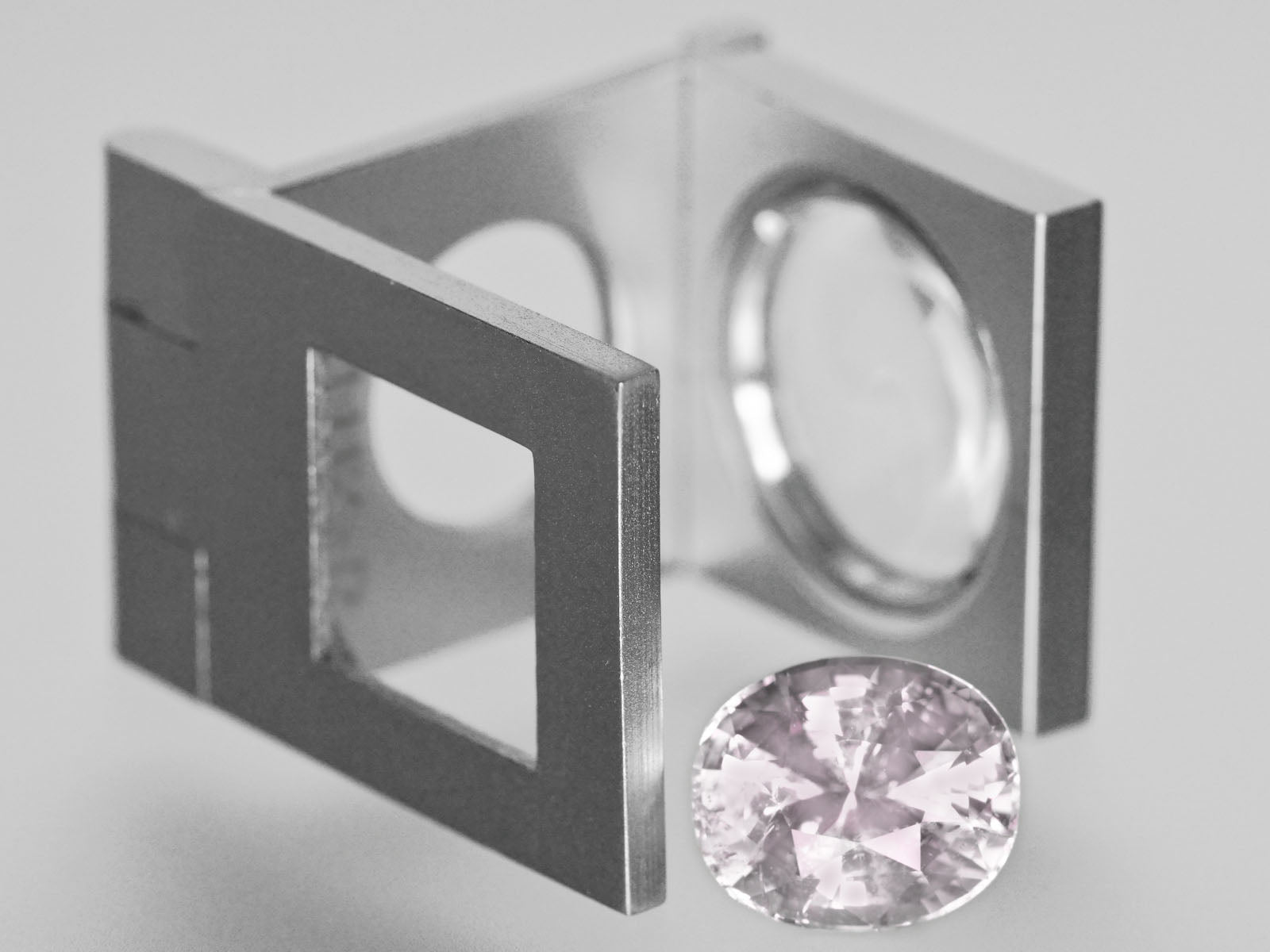 8800471-oval-near-colorless-with-a-very-slight-brownish-pink-hue-igi-madagascar-natural-white-sapphire-6.34-ct