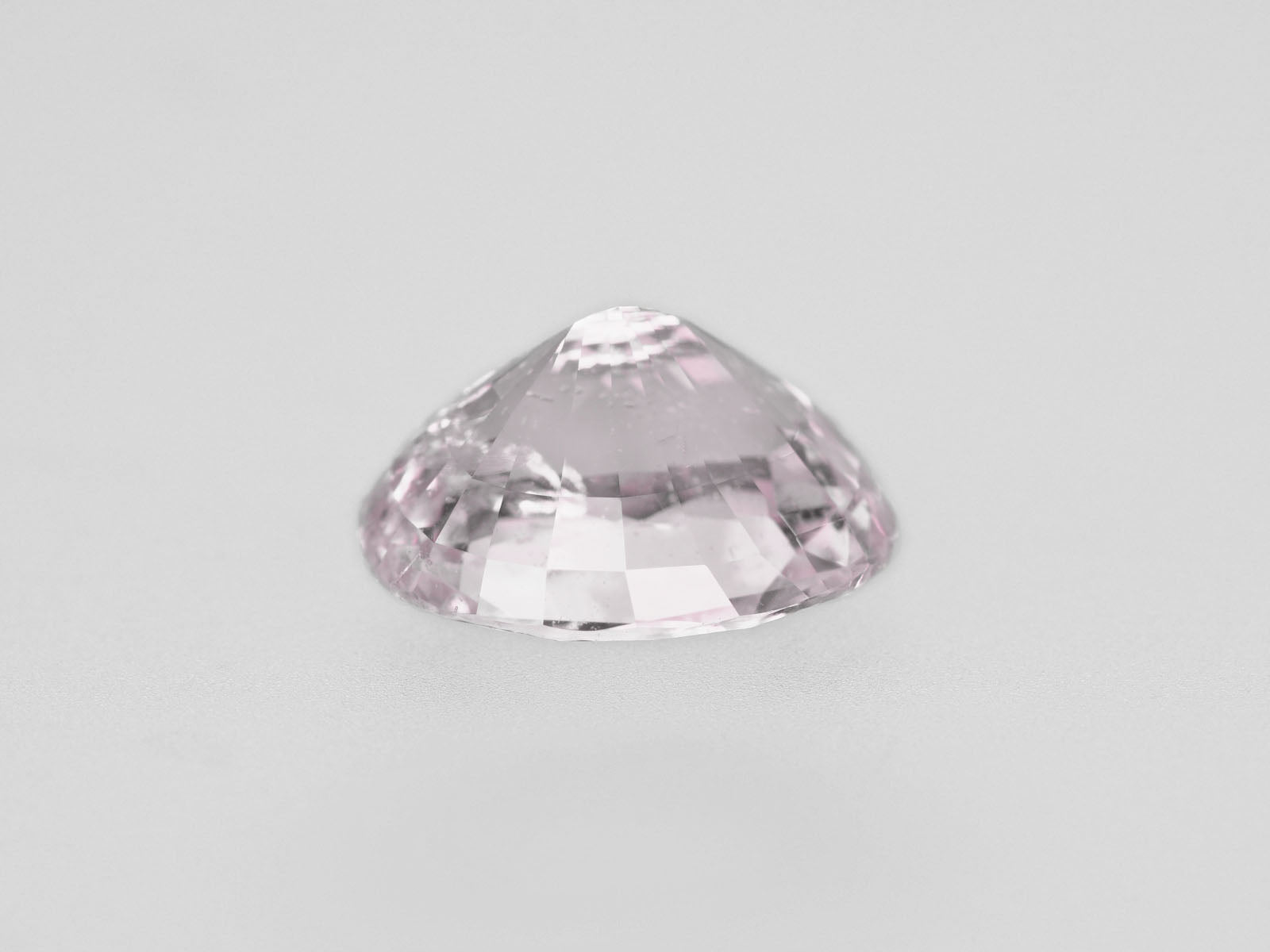8800471-oval-near-colorless-with-a-very-slight-brownish-pink-hue-igi-madagascar-natural-white-sapphire-6.34-ct