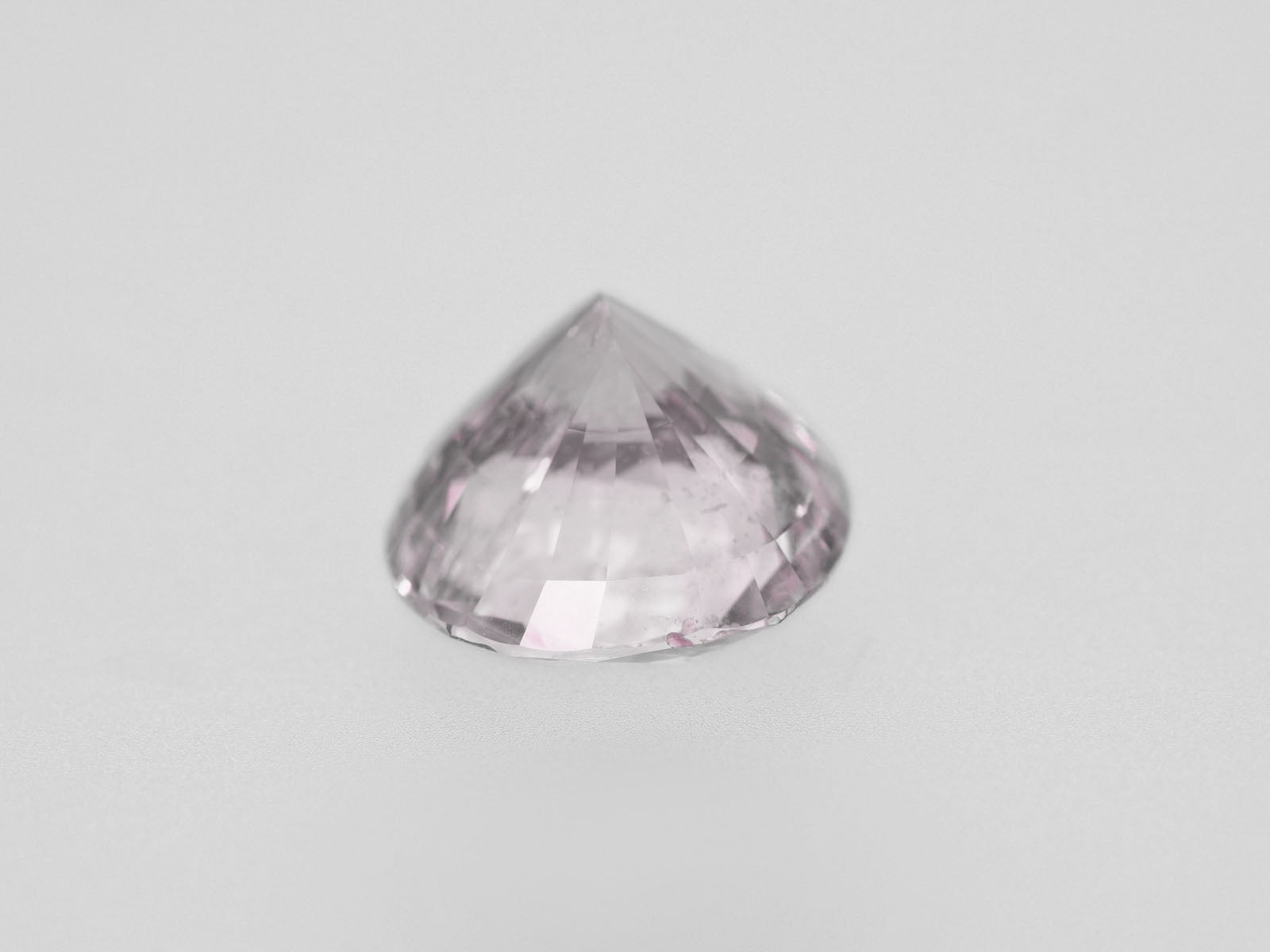 8800471-oval-near-colorless-with-a-very-slight-brownish-pink-hue-igi-madagascar-natural-white-sapphire-6.34-ct