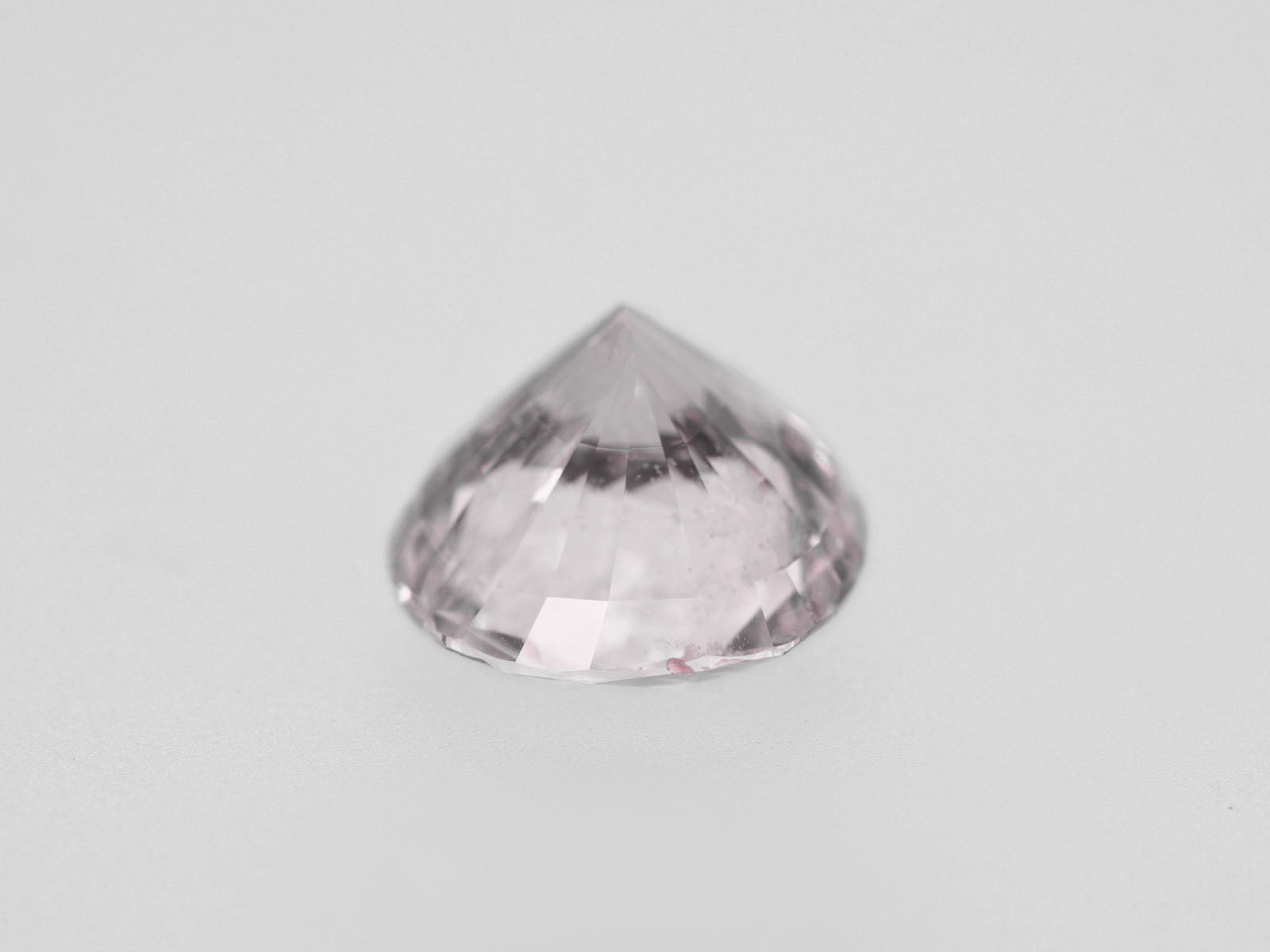 8800471-oval-near-colorless-with-a-very-slight-brownish-pink-hue-igi-madagascar-natural-white-sapphire-6.34-ct