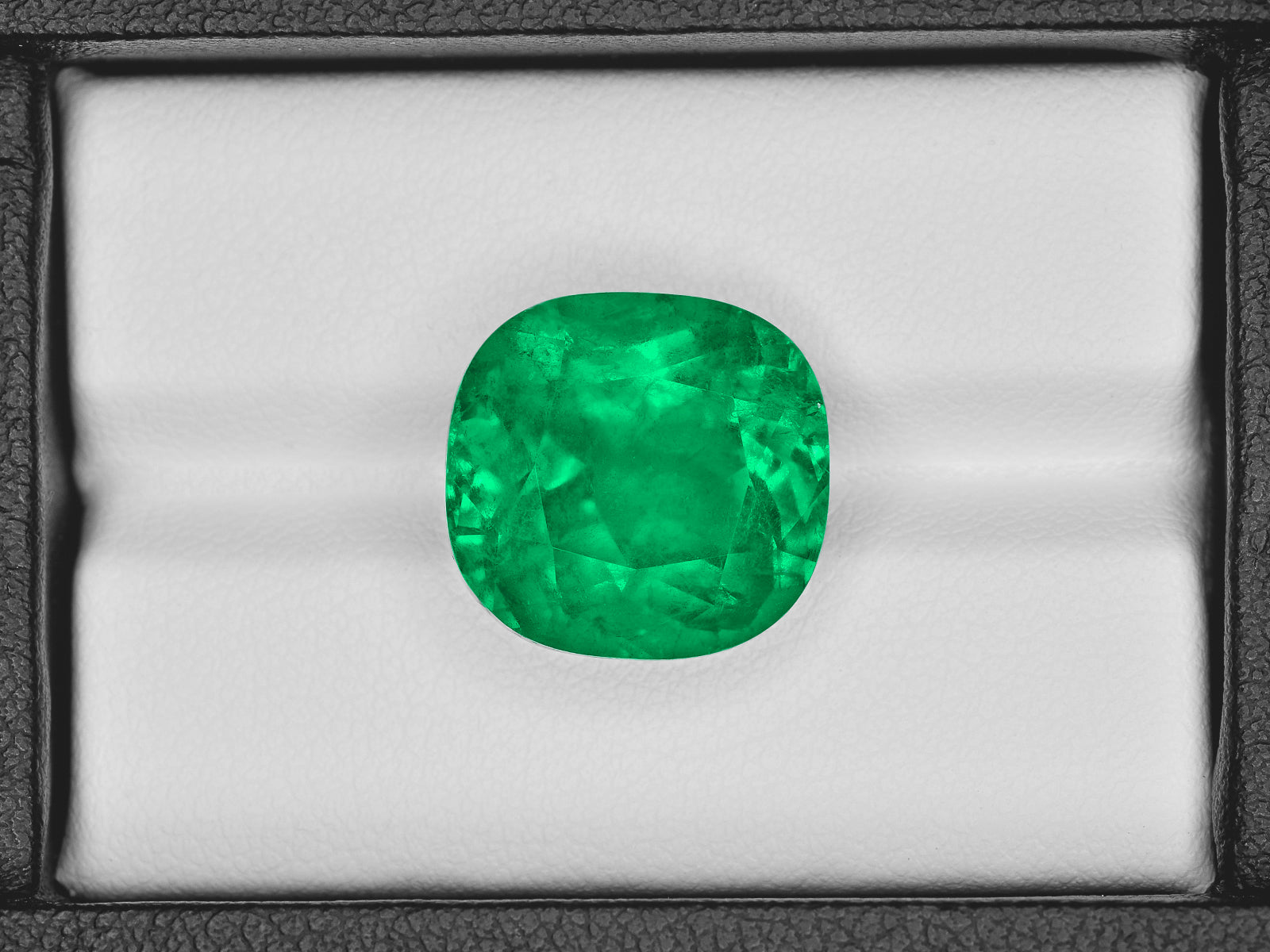 8801289-cushion-fiery-rich-vivid-green-grs-colombia-natural-emerald-13.95-ct