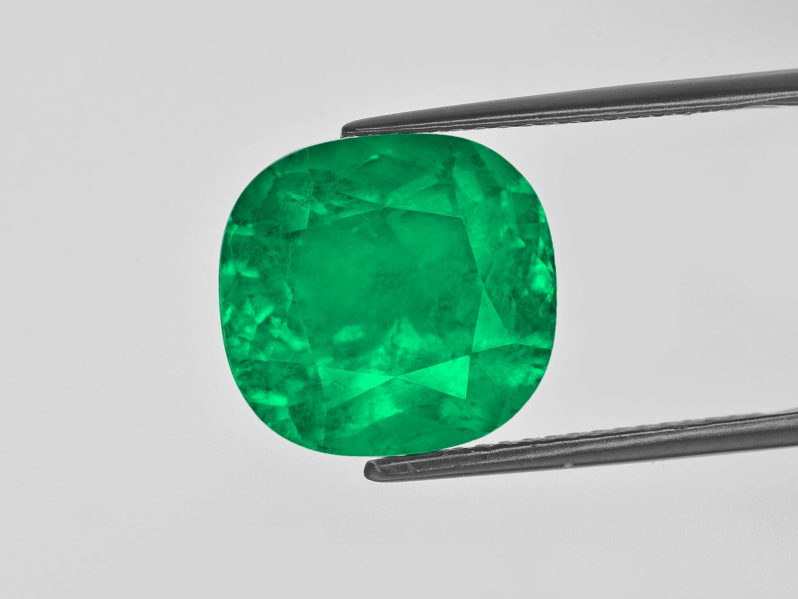 8801289-cushion-fiery-rich-vivid-green-grs-colombia-natural-emerald-13.95-ct