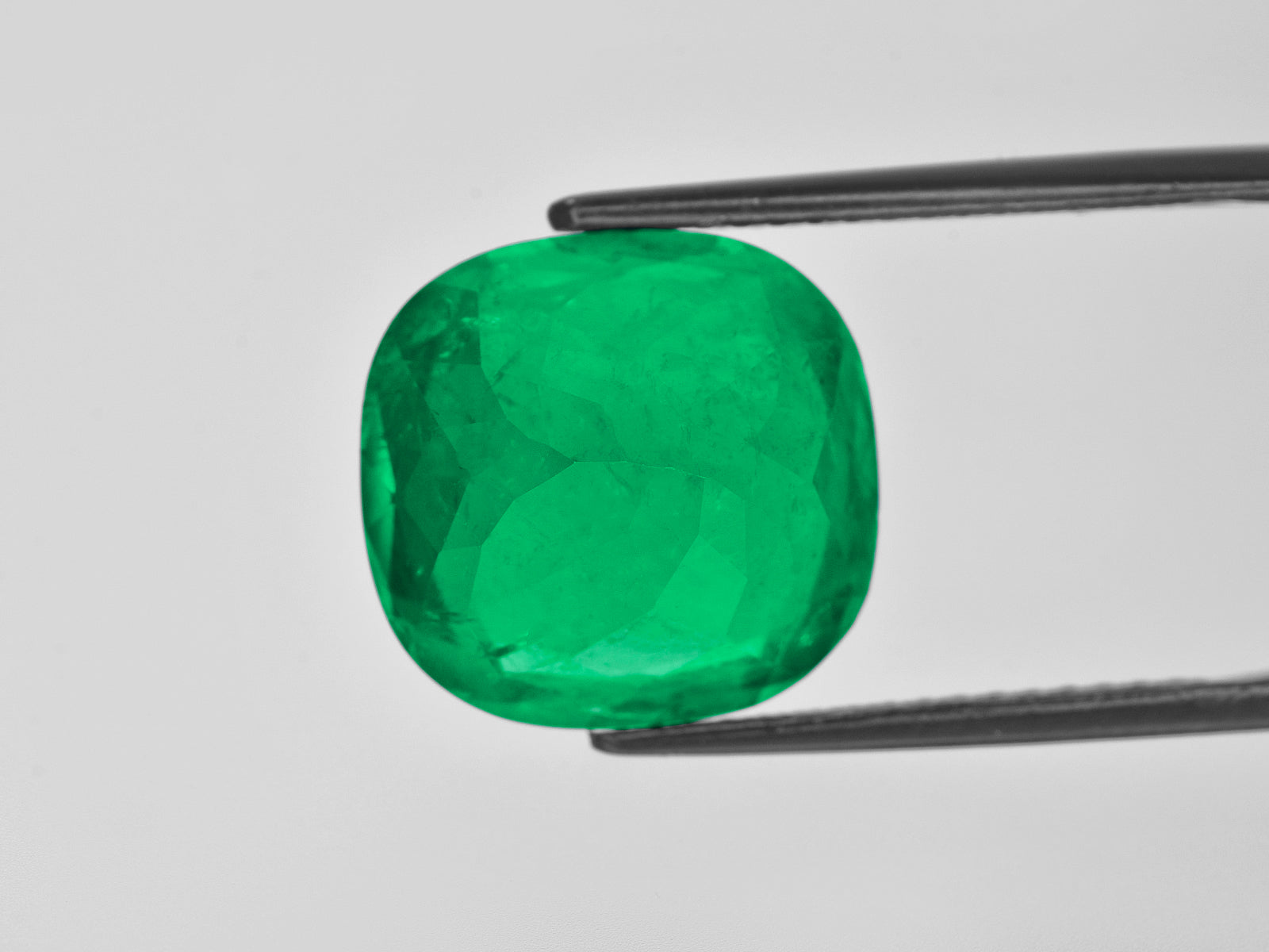 8801289-cushion-fiery-rich-vivid-green-grs-colombia-natural-emerald-13.95-ct