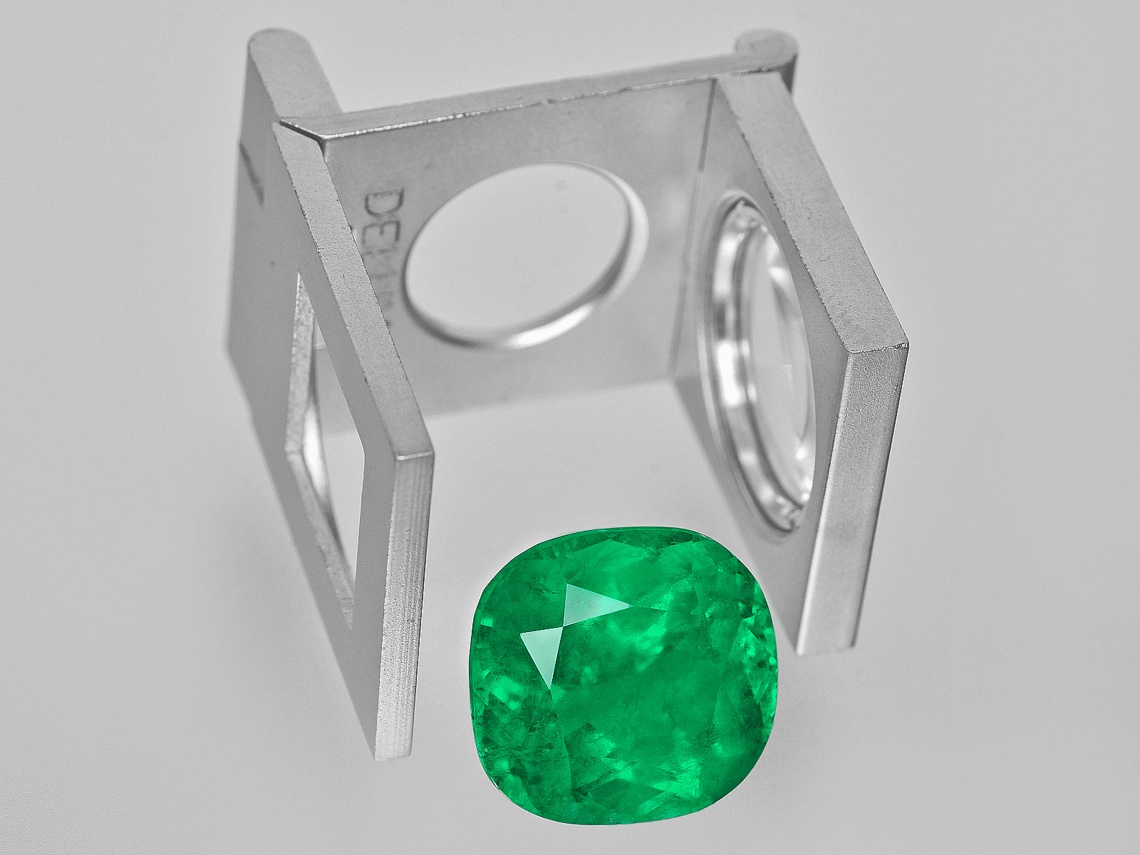 8801289-cushion-fiery-rich-vivid-green-grs-colombia-natural-emerald-13.95-ct