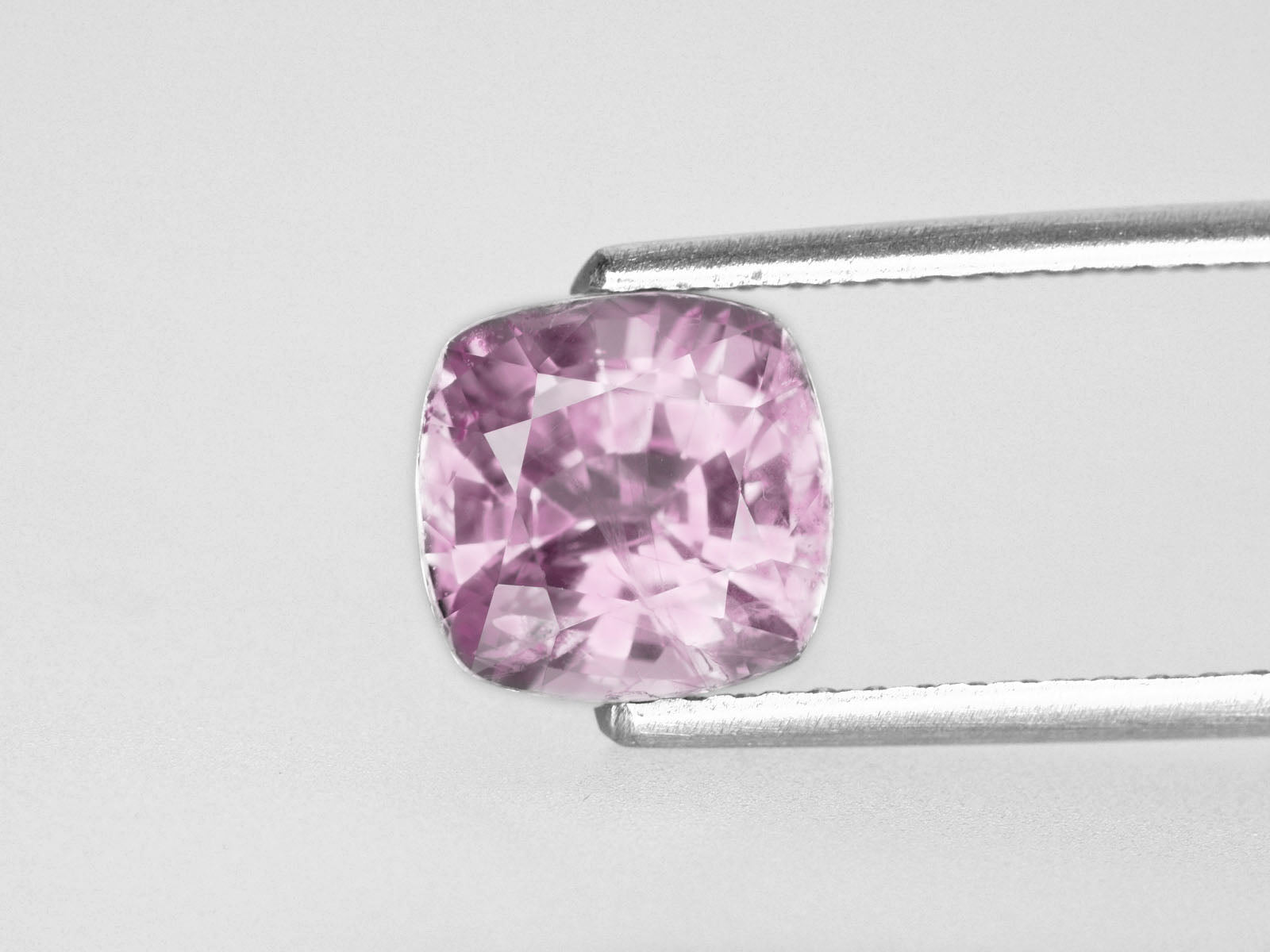 8800472-cushion-lustrous-baby-pink-igi-sri-lanka-natural-pink-sapphire-4.04-ct