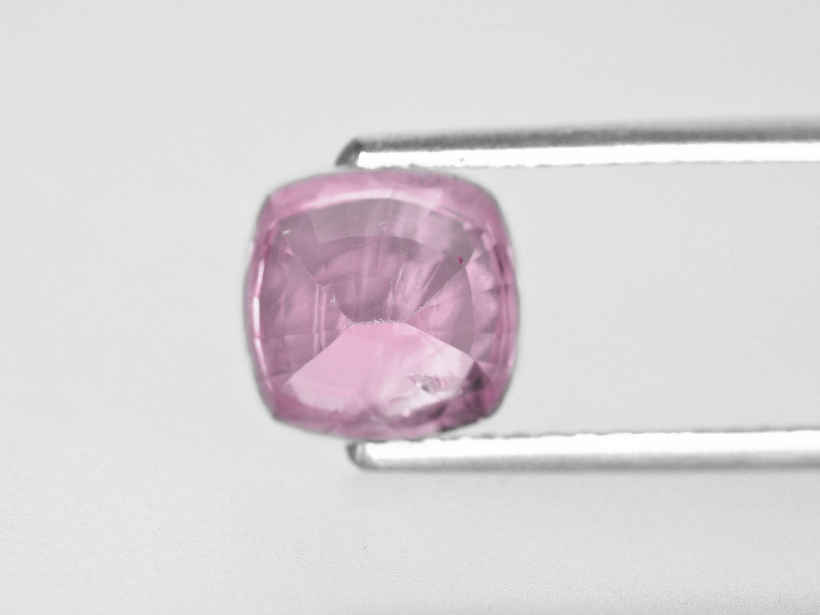 8800472-cushion-lustrous-baby-pink-igi-sri-lanka-natural-pink-sapphire-4.04-ct
