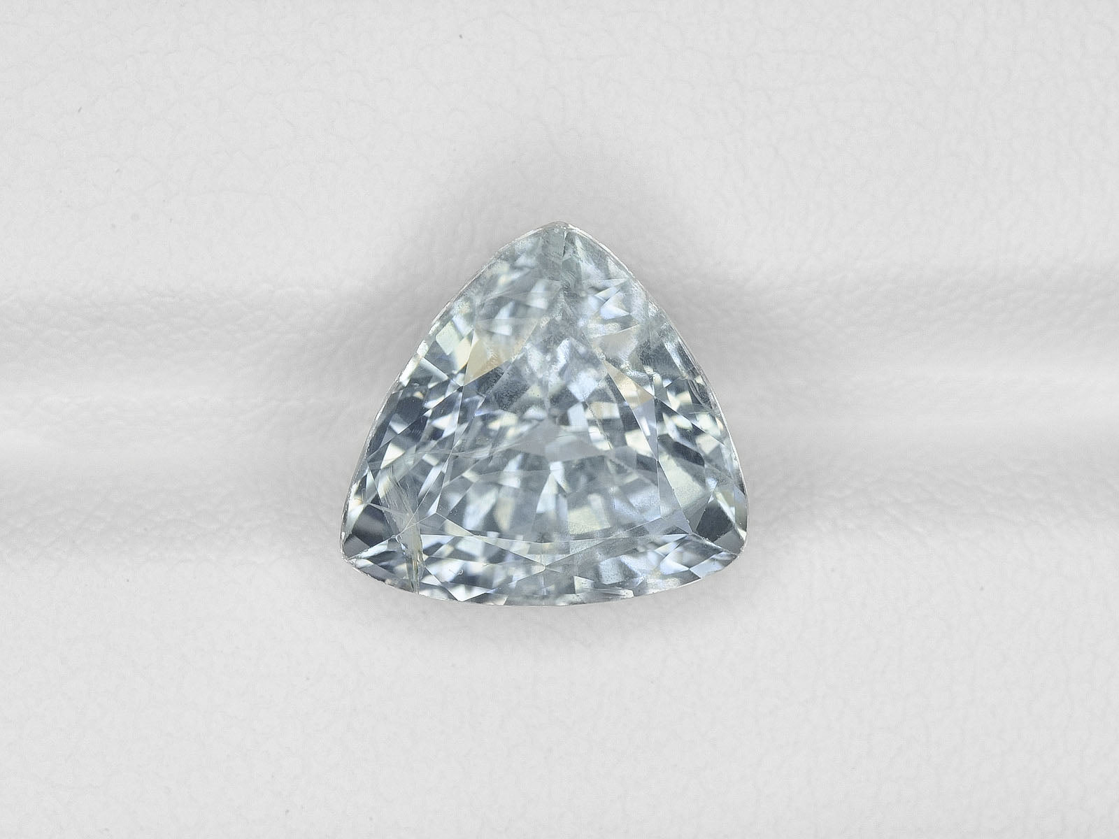 8800229-triangular-lustrous-light-blue-igi-sri-lanka-natural-blue-sapphire-6.41-ct