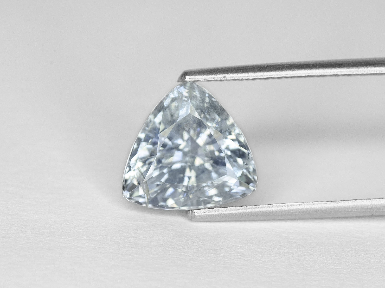 8800229-triangular-lustrous-light-blue-igi-sri-lanka-natural-blue-sapphire-6.41-ct