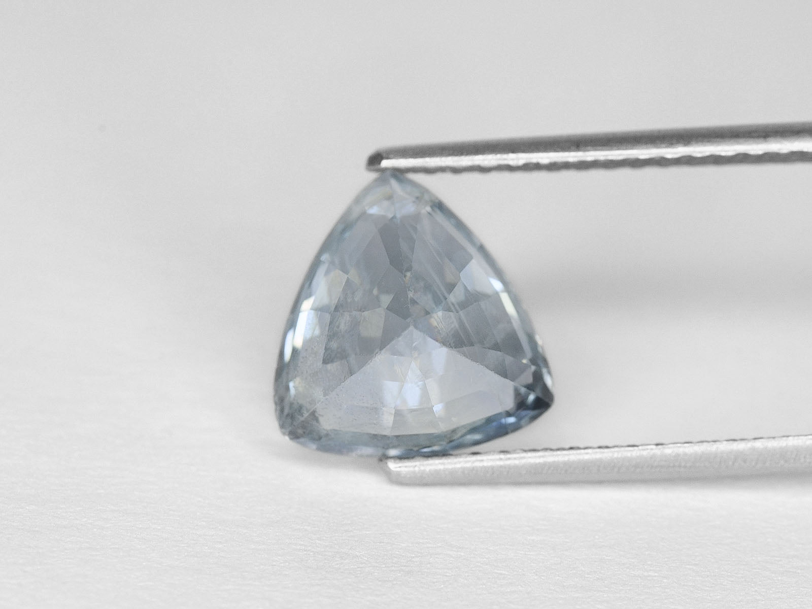 8800229-triangular-lustrous-light-blue-igi-sri-lanka-natural-blue-sapphire-6.41-ct