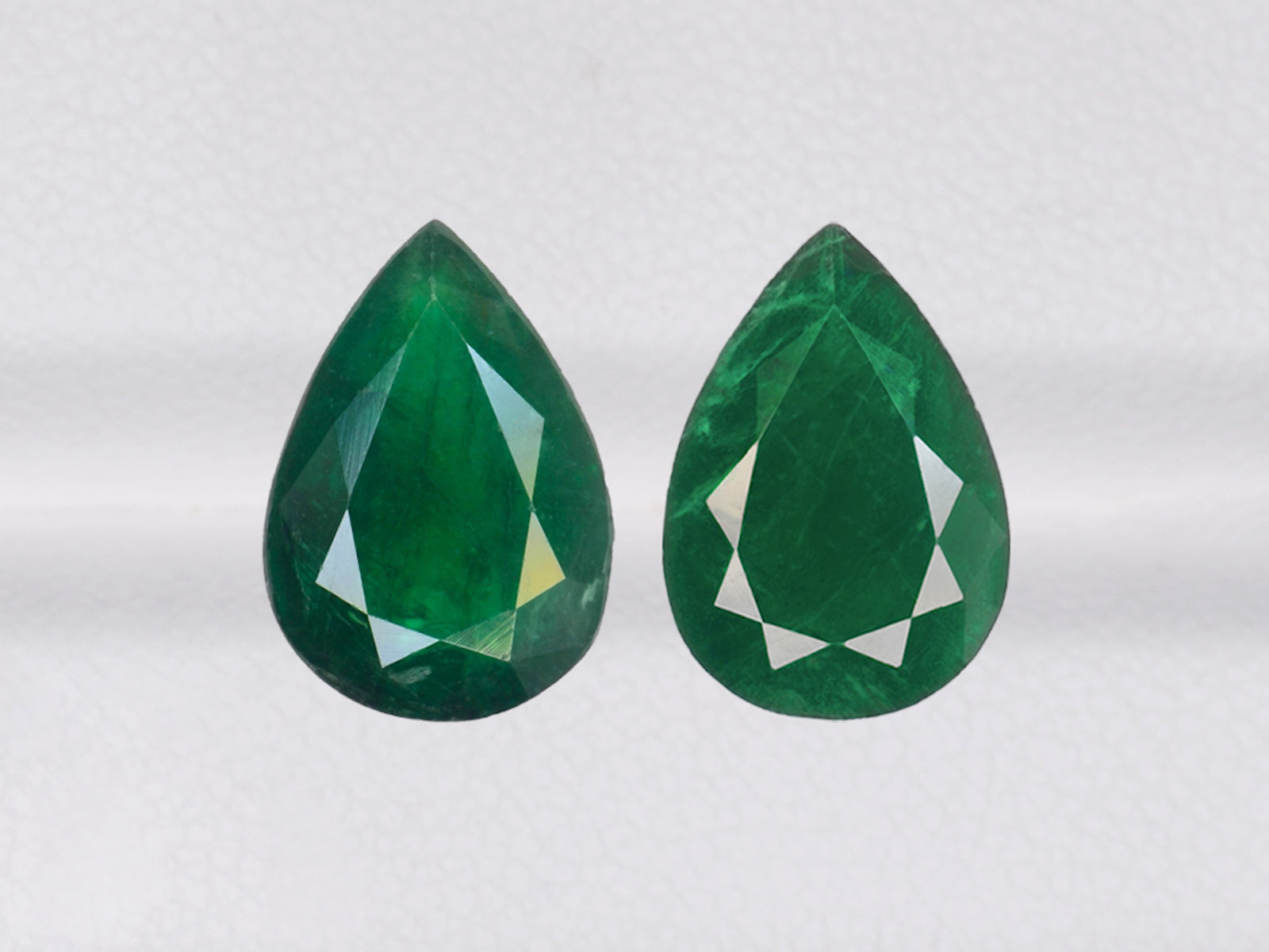 8800391-pear-deep-green-brazil-natural-emerald-6.11-ct
